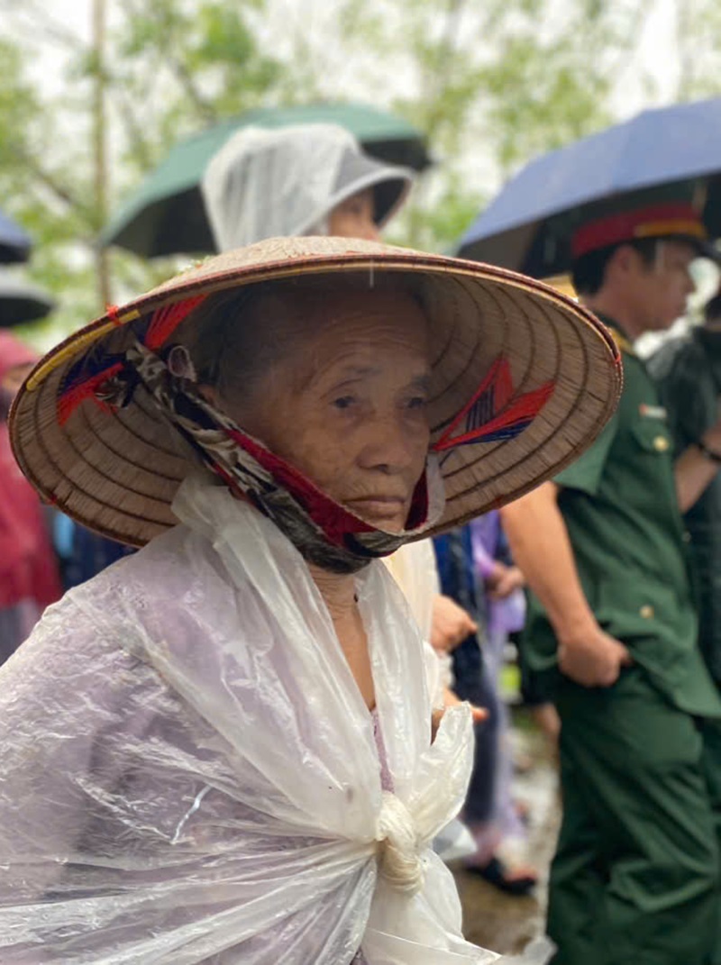 Qu&ecirc; nh&agrave;, đồng đội dầm mưa tiễn biệt đại &uacute;y Nguyễn Đ&igrave;nh Khi&ecirc;m- Ảnh 3.
