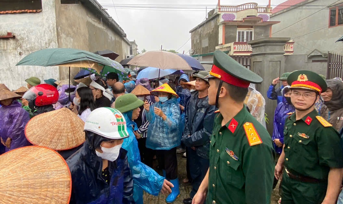 Qu&ecirc; nh&agrave;, đồng đội dầm mưa tiễn biệt đại &uacute;y Nguyễn Đ&igrave;nh Khi&ecirc;m- Ảnh 2.