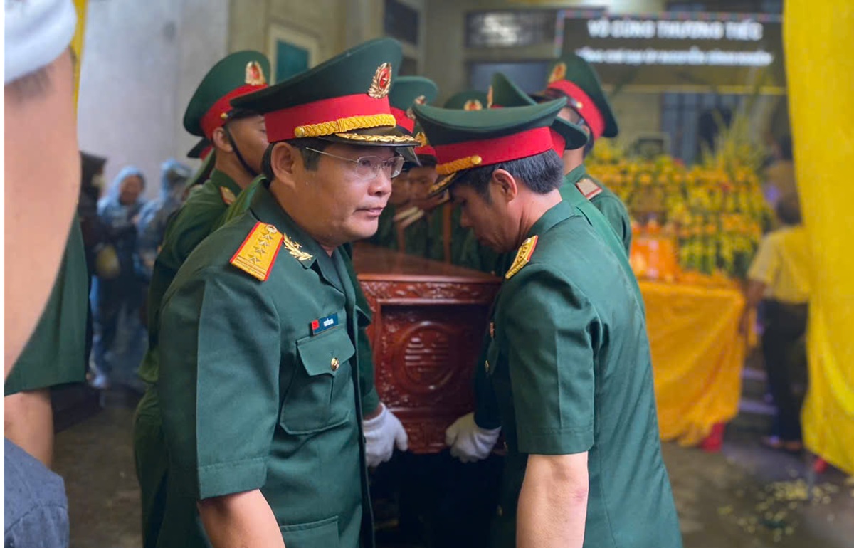 Qu&ecirc; nh&agrave;, đồng đội dầm mưa tiễn biệt đại &uacute;y Nguyễn Đ&igrave;nh Khi&ecirc;m- Ảnh 1.