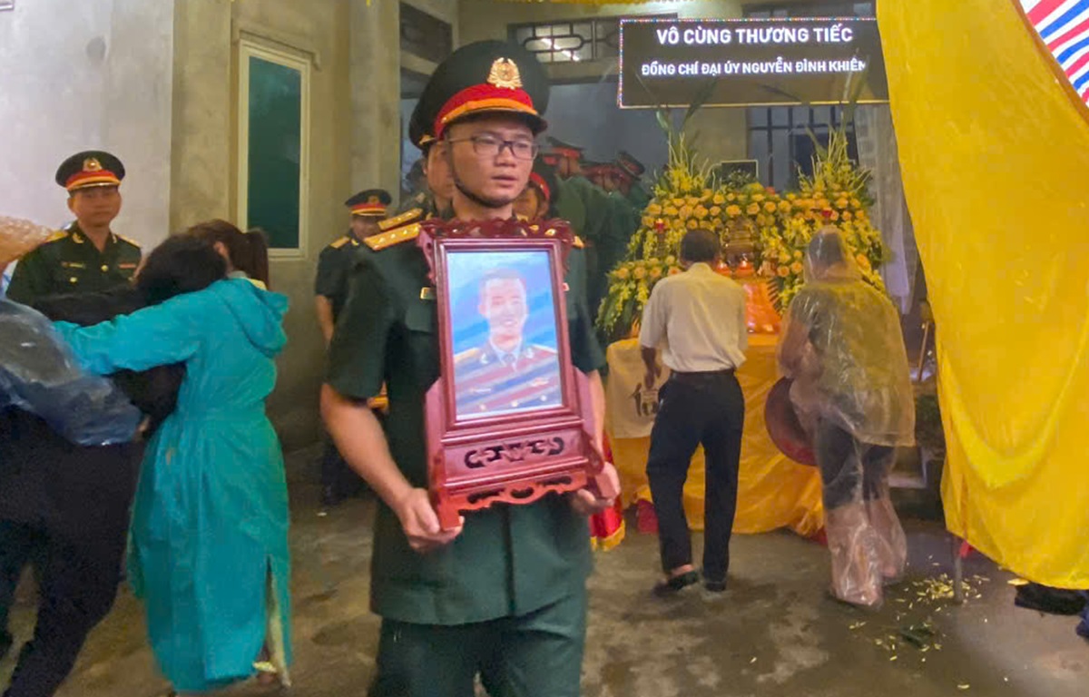 Qu&ecirc; nh&agrave;, đồng đội dầm mưa tiễn biệt đại &uacute;y Nguyễn Đ&igrave;nh Khi&ecirc;m- Ảnh 5.