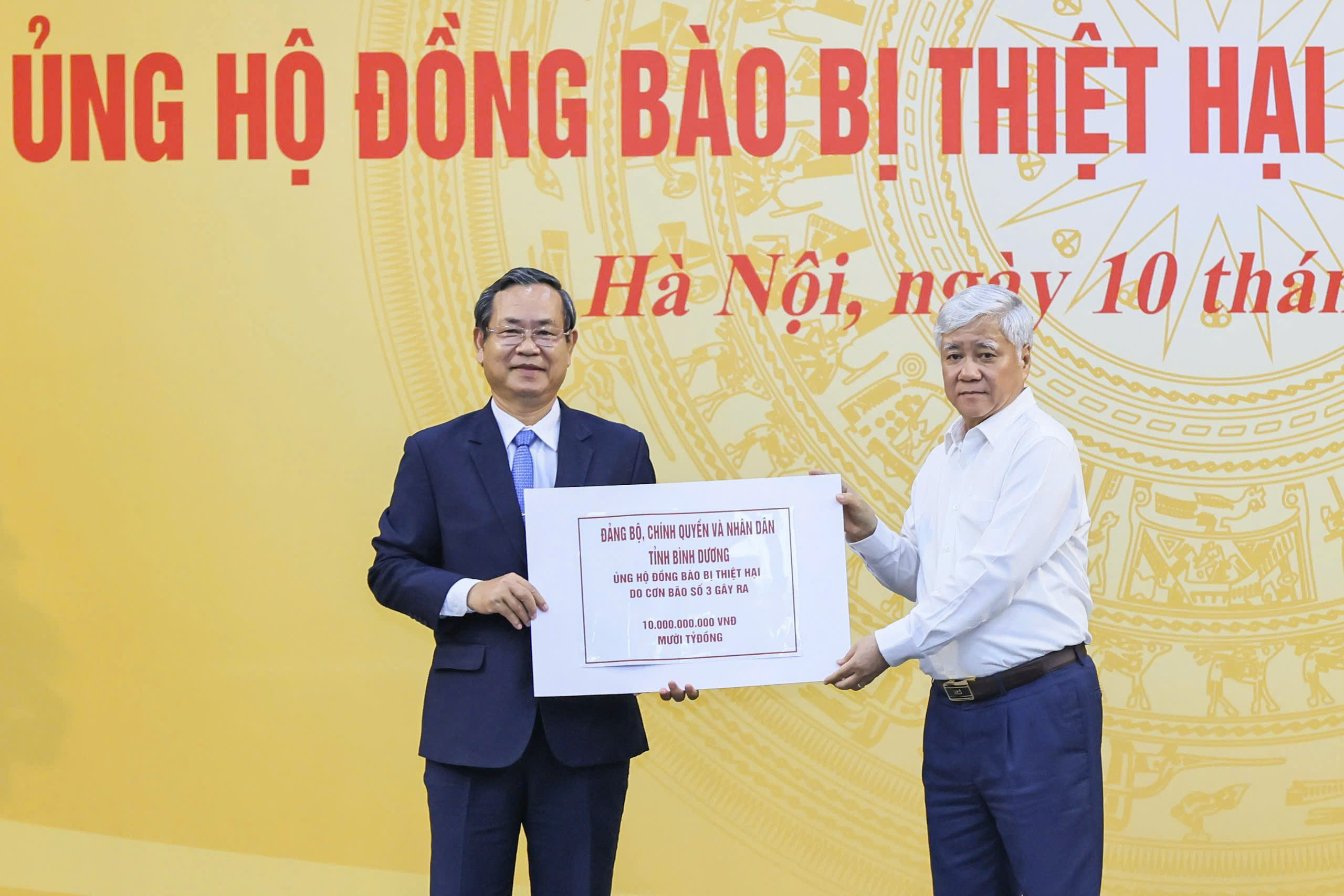 B&igrave;nh Dương trao hỗ trợ 10 tỉ đồng ủng hộ c&aacute;c tỉnh ph&iacute;a Bắc- Ảnh 1.