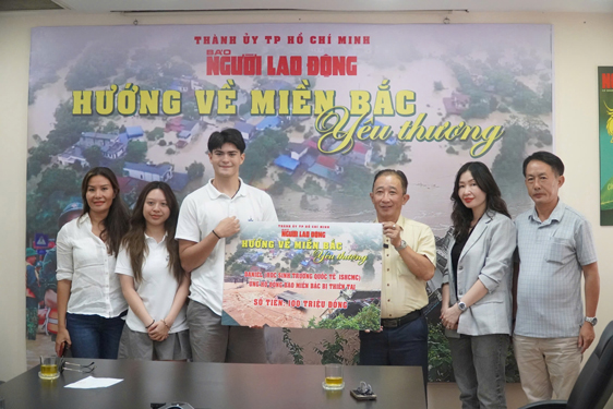Daniel Thang Hauksson trao 100 triệu đồng ủng hộ đồng b&agrave;o miền Bắc bị ảnh hưởng bởi b&atilde;o, lũ. Ảnh: HUẾ XU&Acirc;N