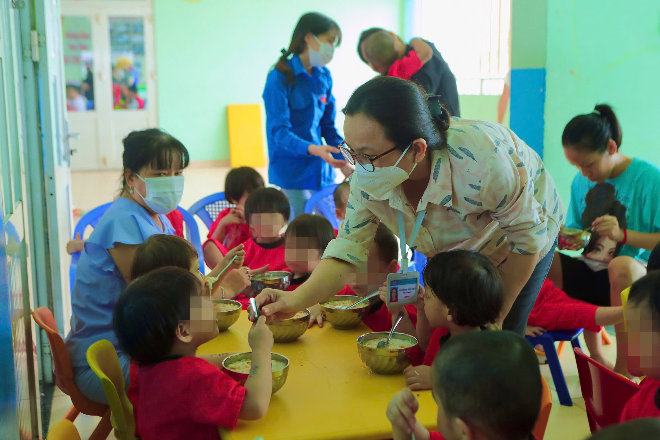 B&agrave; Nguyễn Thị Hồng Ch&acirc;u đ&uacute;t cho c&aacute;c b&eacute; ăn tại Trung t&acirc;m Nu&ocirc;i dưỡng v&agrave; Bảo trợ trẻ em Tam B&igrave;nh