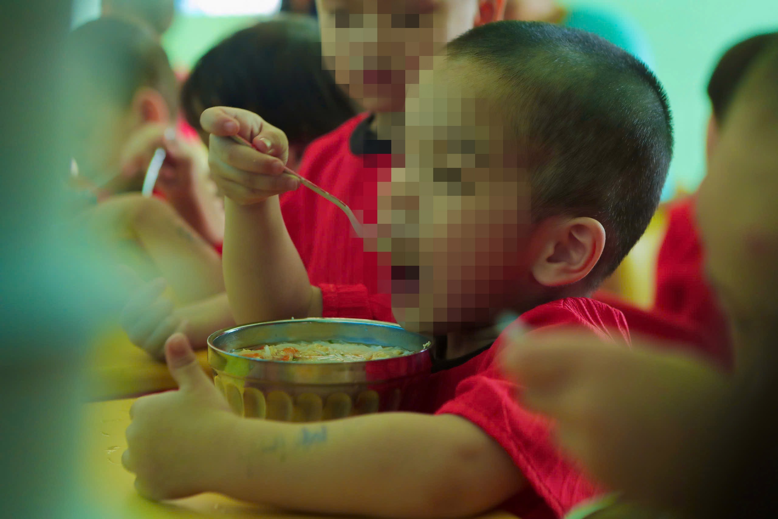 Dường như với những đứa trẻ n&agrave;y, chỉ đơn giản tự m&uacute;c ăn, một bữa ăn ngon, an l&agrave;nh đ&atilde; l&agrave; hạnh ph&uacute;c lớn lao