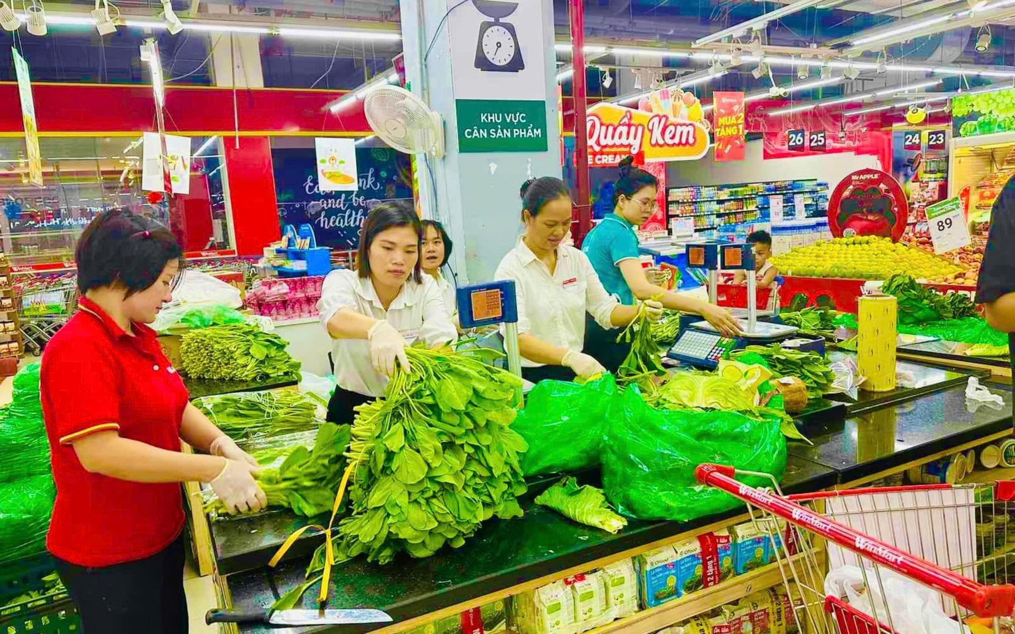 Khẩn trương đưa hàng thiết yếu đến vùng lũ