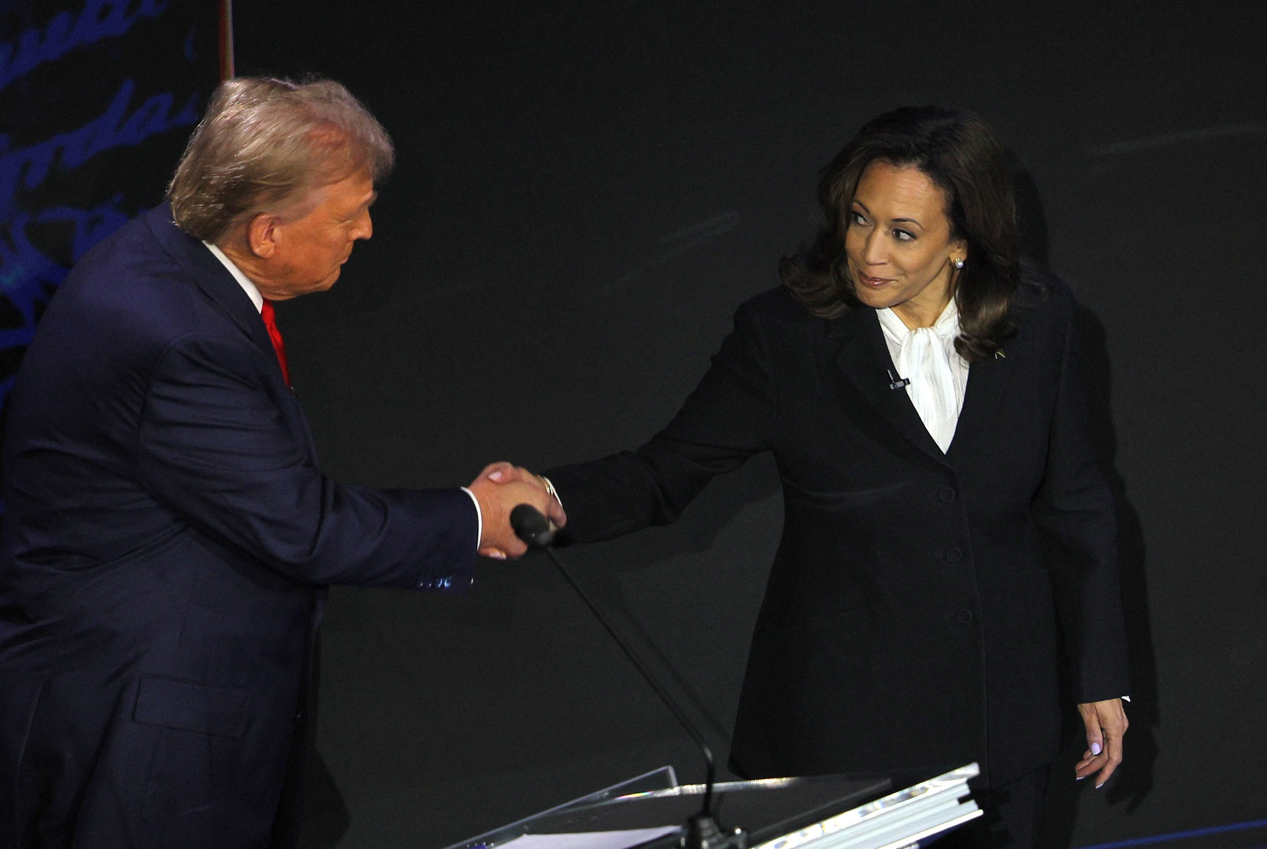 CLIP: C&aacute;i "bắt tay quyền lực" v&agrave; những biểu cảm của b&agrave; Harris v&agrave; &ocirc;ng Trump- Ảnh 1.