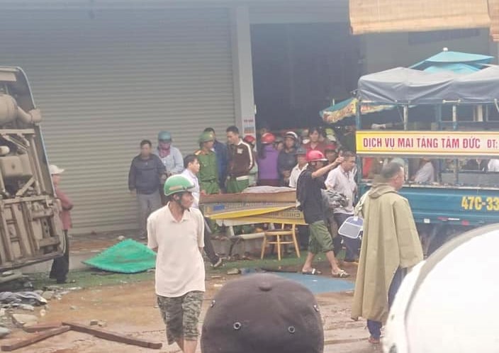 Hiện trường vụ lật xe kh&aacute;ch, 8 người thương vong tr&ecirc;n đường Hồ Ch&iacute; Minh- Ảnh 3.