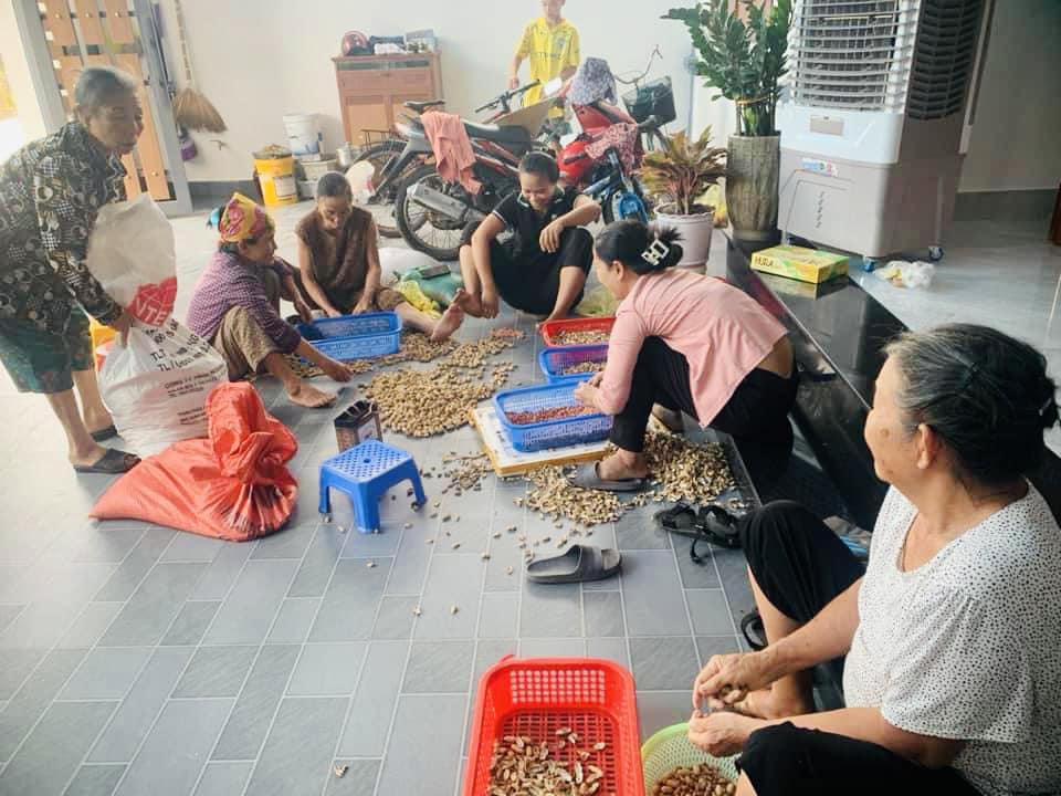Người d&acirc;n H&agrave; Tĩnh chế biến thực phẩm, quy&ecirc;n g&oacute;p vật dụng gửi c&aacute;c tỉnh miền Bắc- Ảnh 5.
