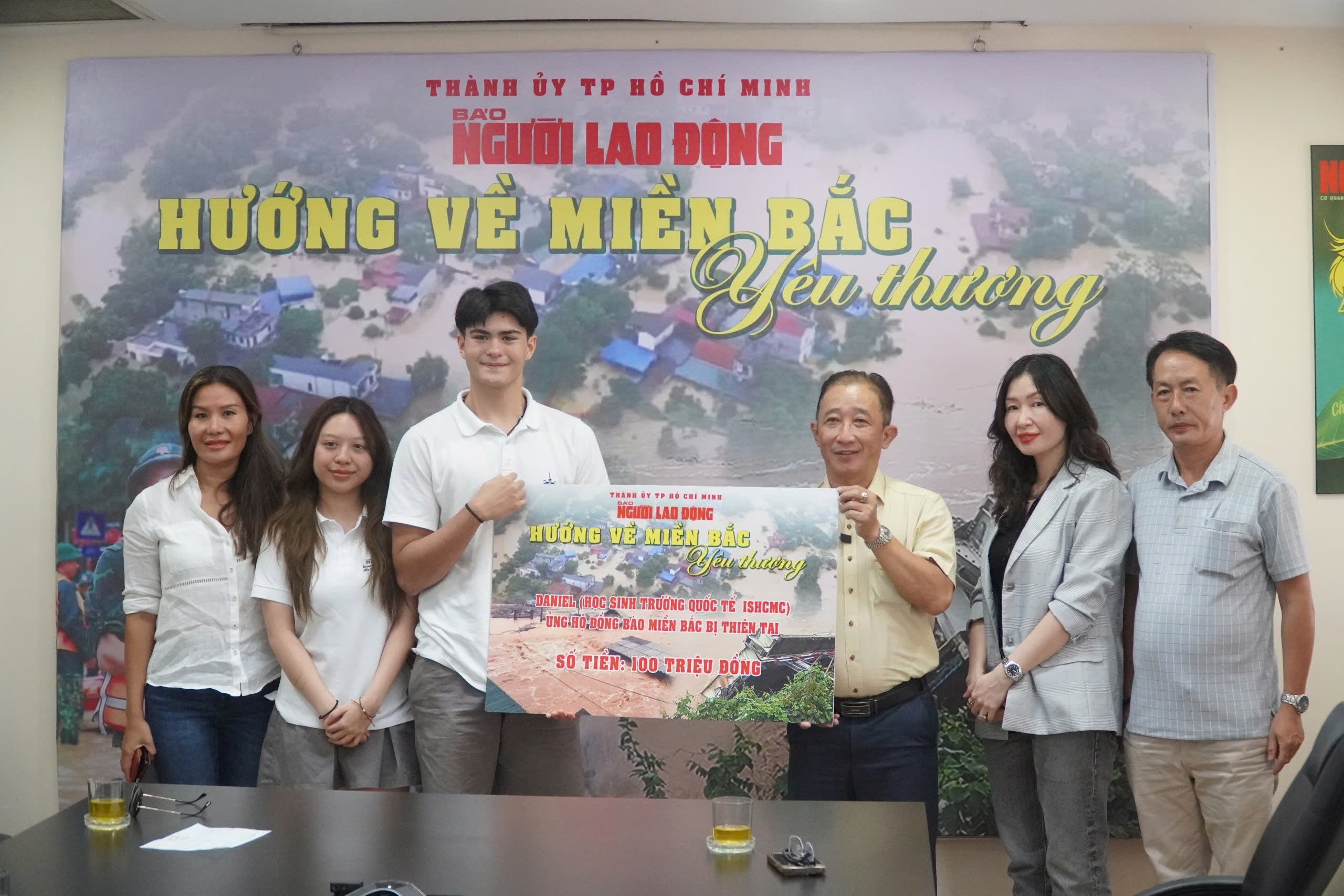 Một học sinh nước ngo&agrave;i quy&ecirc;n g&oacute;p 100 triệu đồng gi&uacute;p đồng b&agrave;o c&aacute;c tỉnh miền Bắc- Ảnh 1.