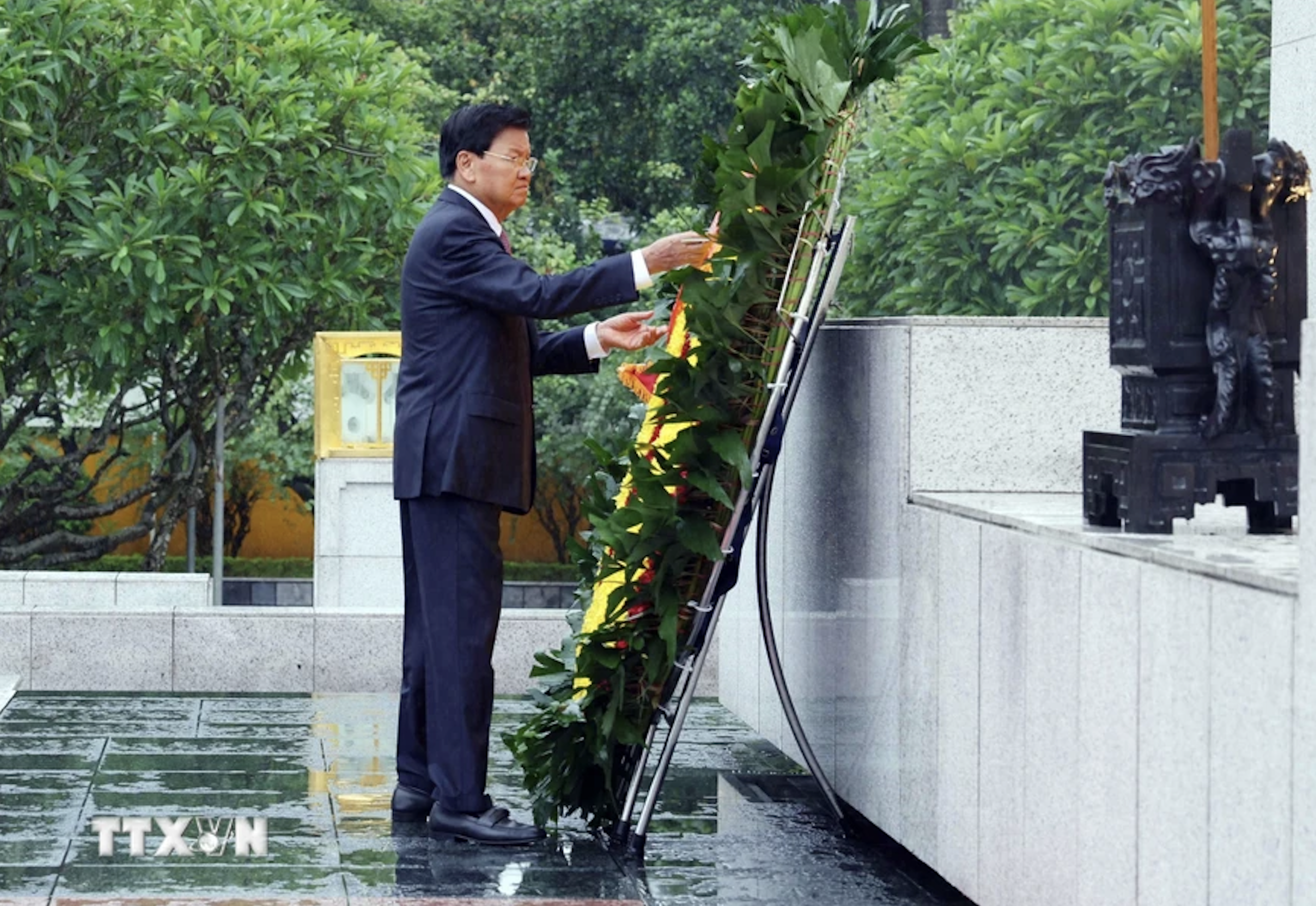 Tổng B&iacute; thư, Chủ tịch nước L&agrave;o v&agrave; Phu nh&acirc;n v&agrave;o Lăng viếng Chủ tịch Hồ Ch&iacute; Minh- Ảnh 3.