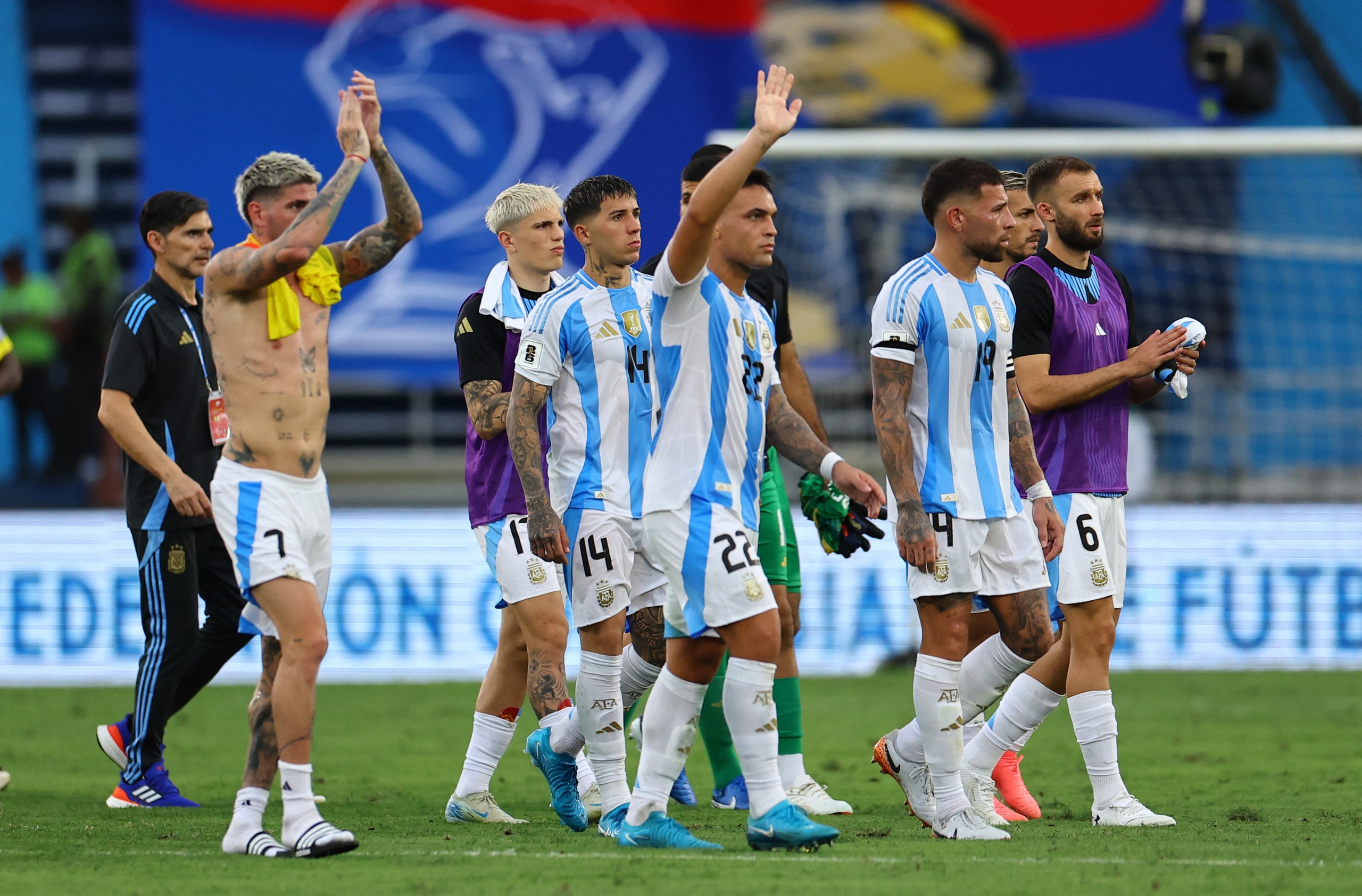 Vắng Messi, Argentina gục ng&atilde; trước "đ&ograve;n th&ugrave;" Colombia- Ảnh 7.