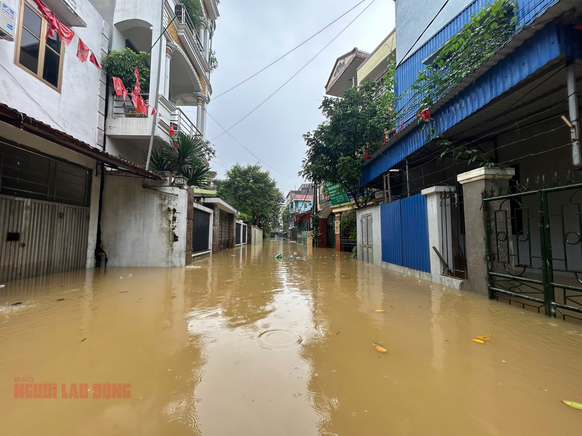 Ba ng&agrave;y oằn m&igrave;nh chống lũ, giữ t&agrave;i sản của người d&acirc;n Th&aacute;i Nguy&ecirc;n- Ảnh 1.