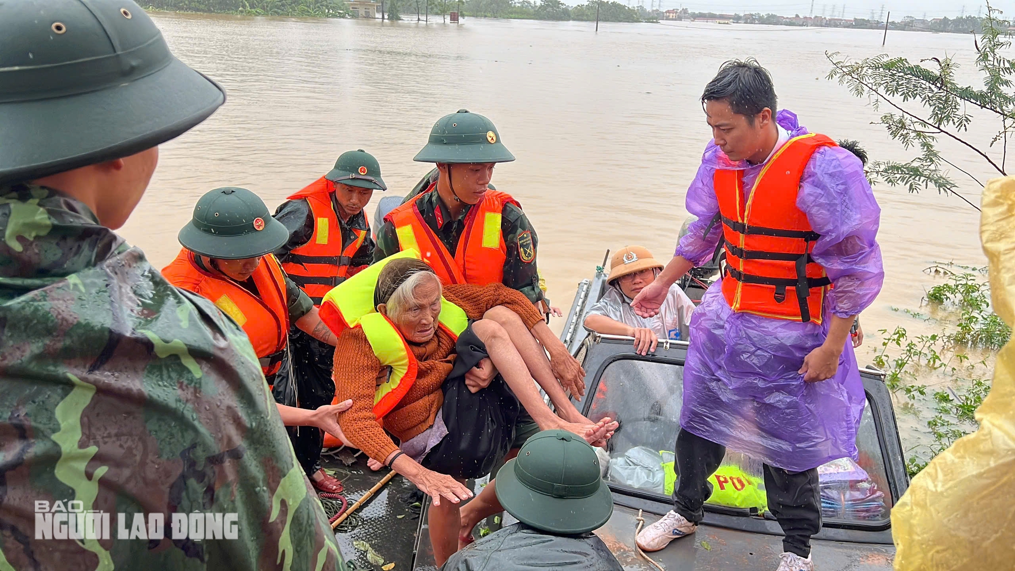 Ba ng&agrave;y oằn m&igrave;nh chống lũ, giữ t&agrave;i sản của người d&acirc;n Th&aacute;i Nguy&ecirc;n- Ảnh 6.