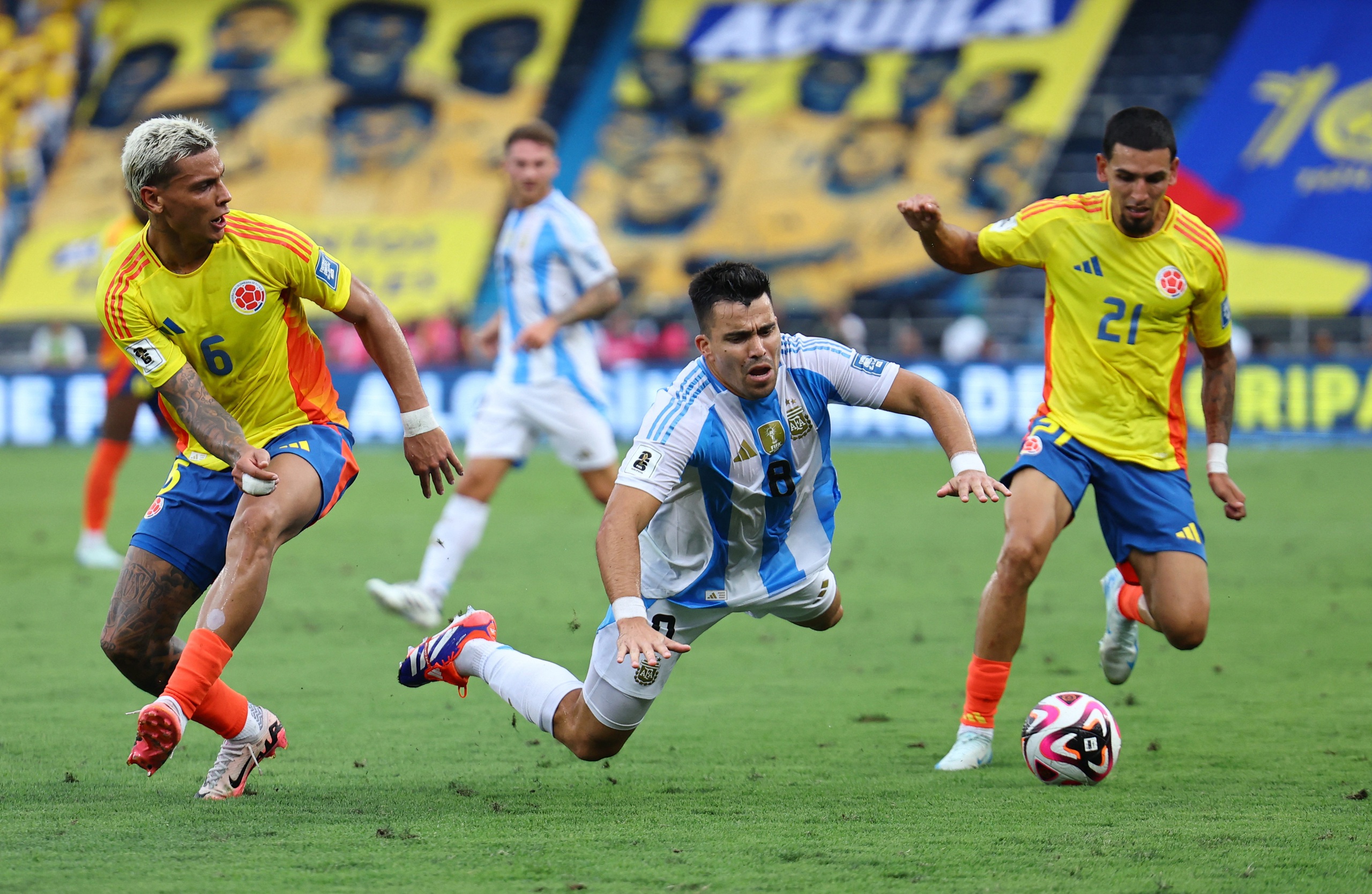 Vắng Messi, Argentina gục ng&atilde; trước "đ&ograve;n th&ugrave;" Colombia- Ảnh 1.