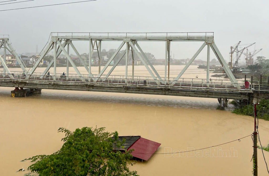 Cấm cầu Đ&aacute;p Cầu nối Bắc Ninh - Bắc Giang khi lũ vượt b&aacute;o động 3, rất nguy hiểm- Ảnh 1.