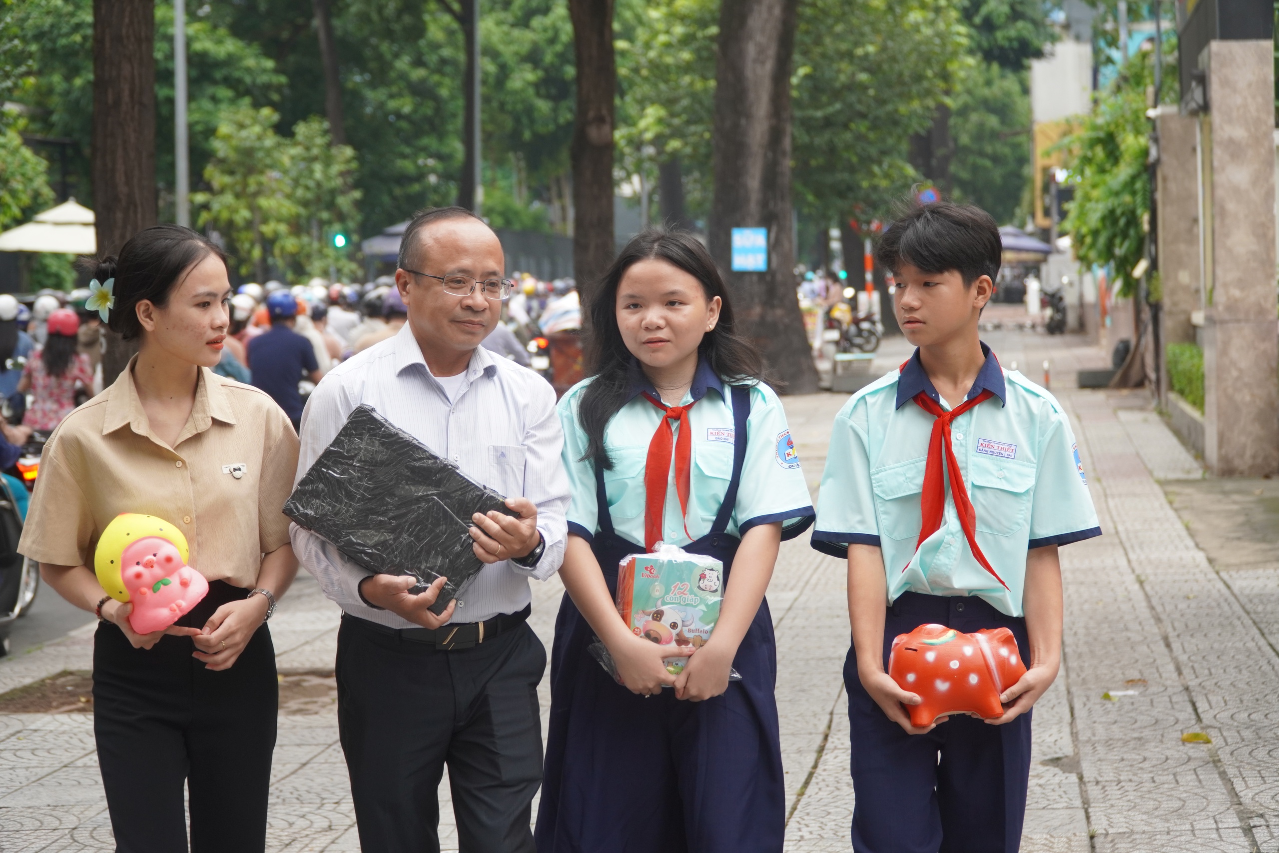 TP HCM: Nhiều người kh&ocirc;ng ngủ, đ&oacute;ng g&oacute;i h&agrave;ng cứu trợ ủng hộ miền Bắc- Ảnh 6.