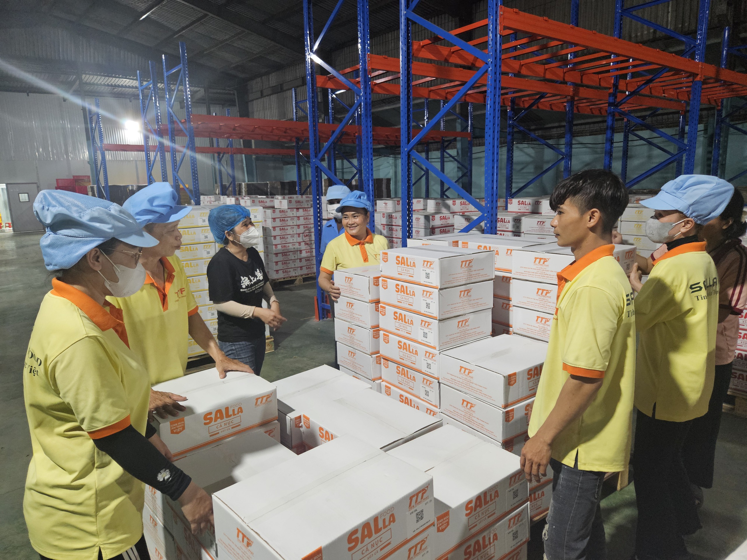 TP HCM: Nhiều người kh&ocirc;ng ngủ, đ&oacute;ng g&oacute;i h&agrave;ng cứu trợ ủng hộ miền Bắc- Ảnh 1.