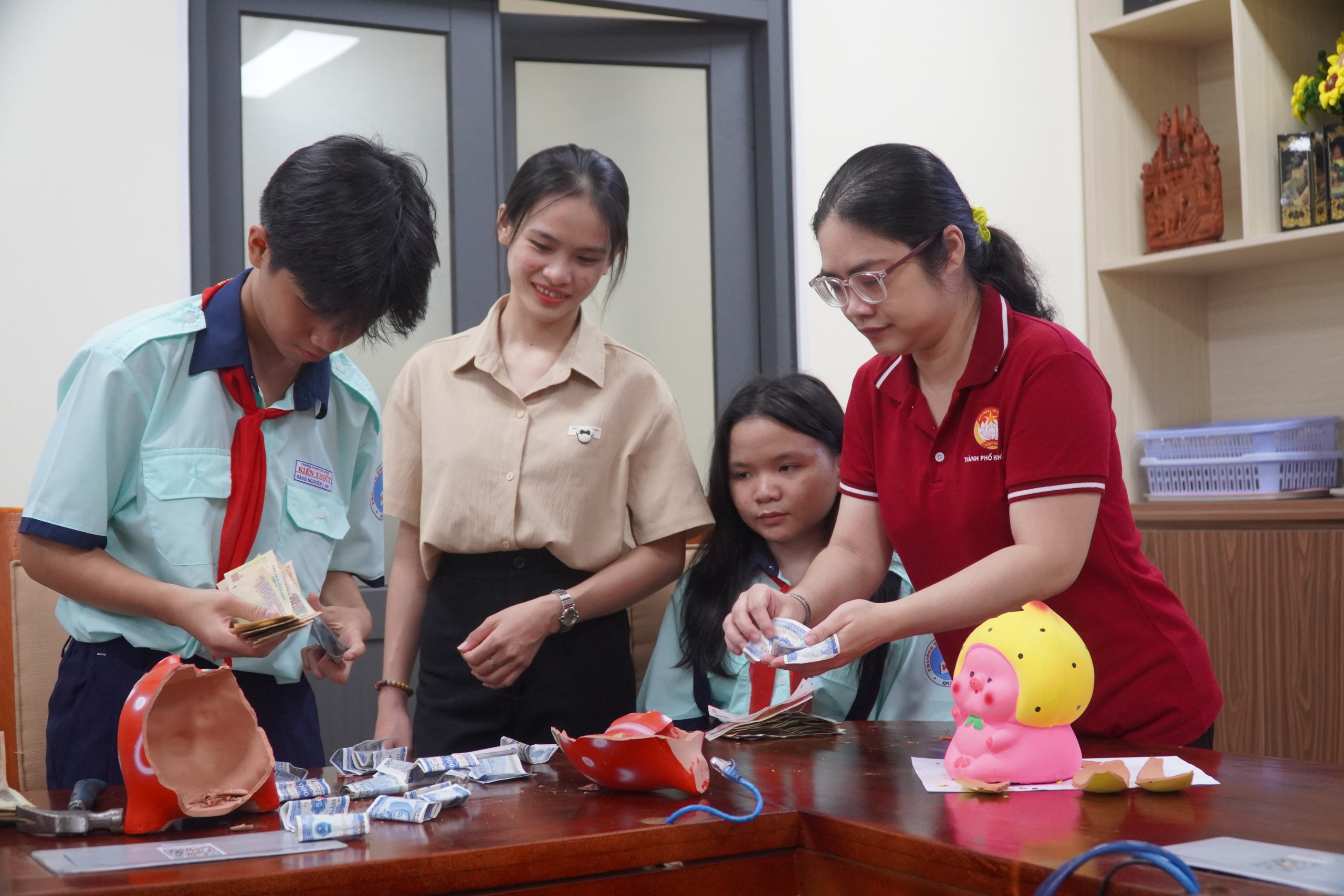 TP HCM: Nhiều người kh&ocirc;ng ngủ, đ&oacute;ng g&oacute;i h&agrave;ng cứu trợ ủng hộ miền Bắc- Ảnh 9.