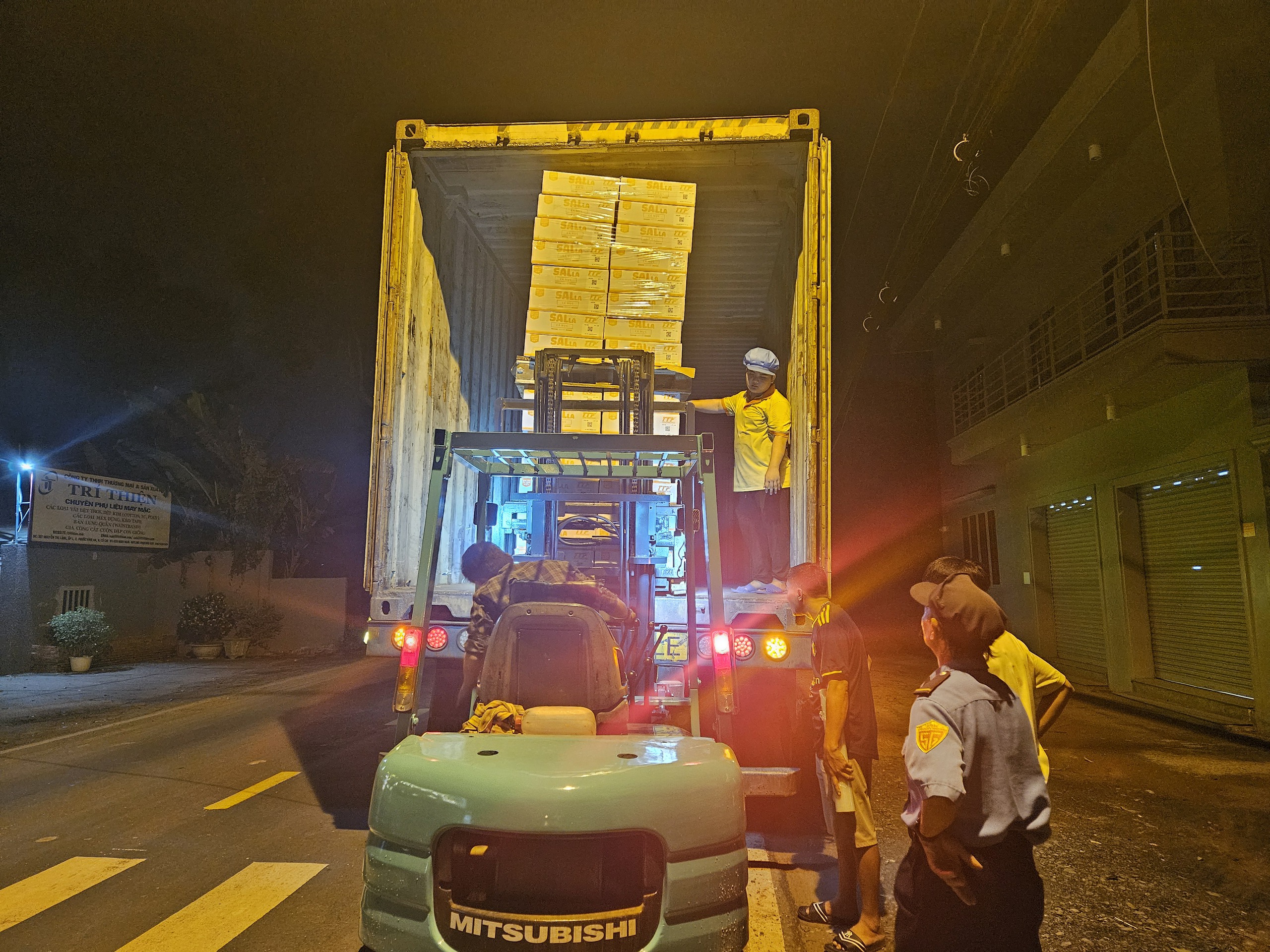 TP HCM: Nhiều người kh&ocirc;ng ngủ, đ&oacute;ng g&oacute;i h&agrave;ng cứu trợ ủng hộ miền Bắc- Ảnh 2.