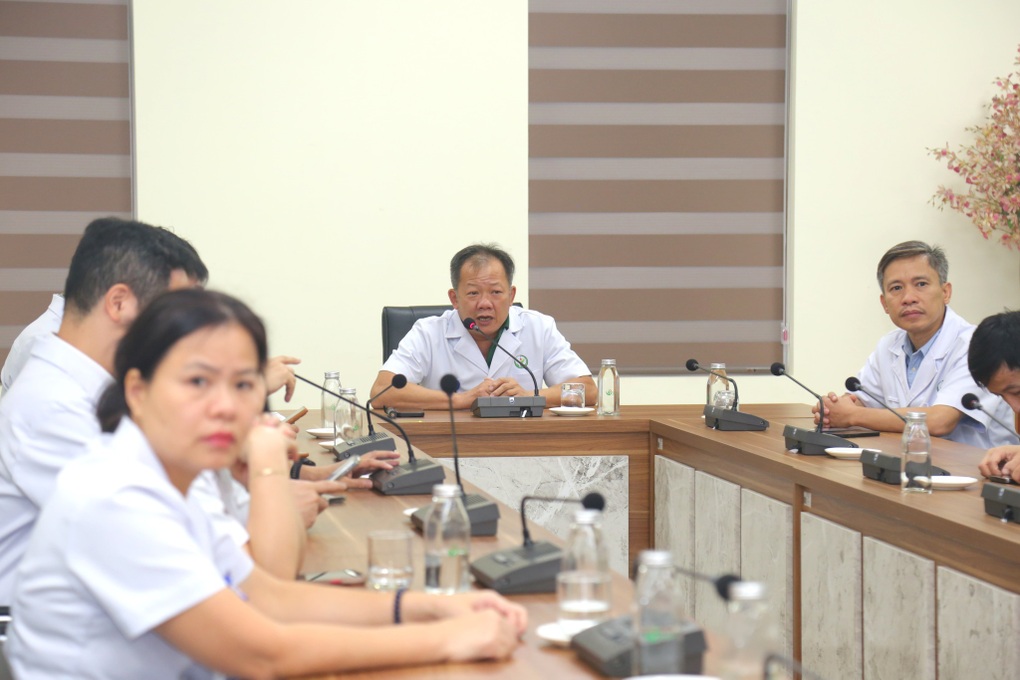 Vụ lũ qu&eacute;t kinh ho&agrave;ng th&ocirc;n L&agrave;ng Nủ: Chuyển một bệnh nh&acirc;n đa chấn thương về H&agrave; Nội- Ảnh 2.