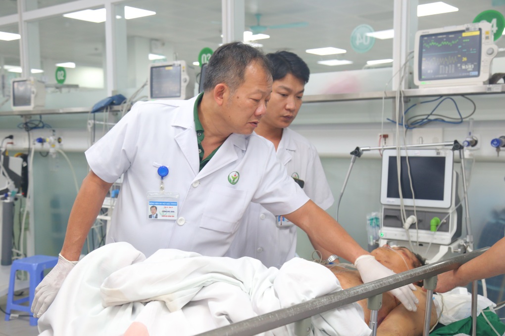 Vụ lũ qu&eacute;t kinh ho&agrave;ng th&ocirc;n L&agrave;ng Nủ: Chuyển một bệnh nh&acirc;n đa chấn thương về H&agrave; Nội- Ảnh 1.