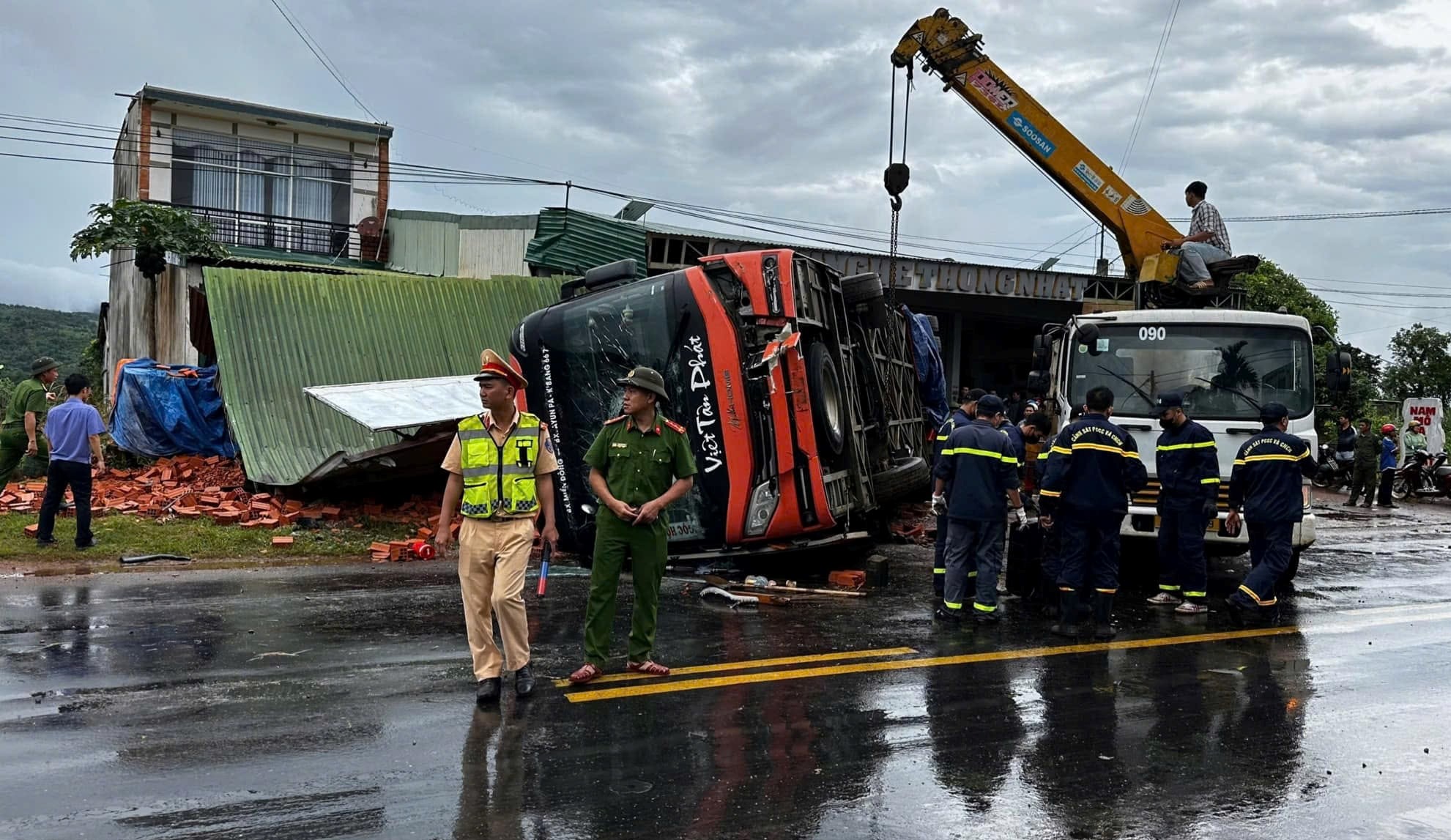 Hiện trường vụ lật xe kh&aacute;ch, 8 người thương vong tr&ecirc;n đường Hồ Ch&iacute; Minh- Ảnh 1.
