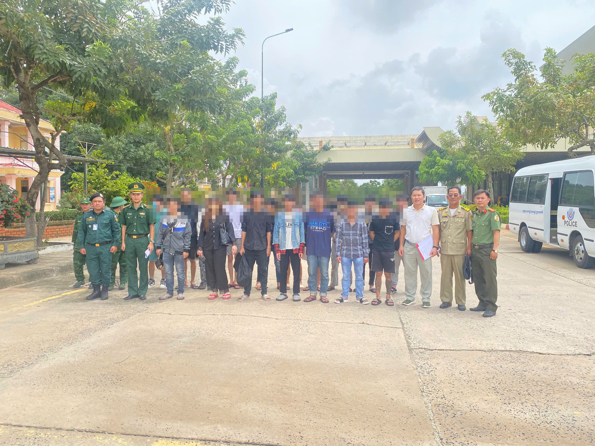 Giải cứu h&agrave;ng chục người mắc bẫy &ldquo;việc nhẹ lương cao&rdquo; ở Campuchia- Ảnh 1.