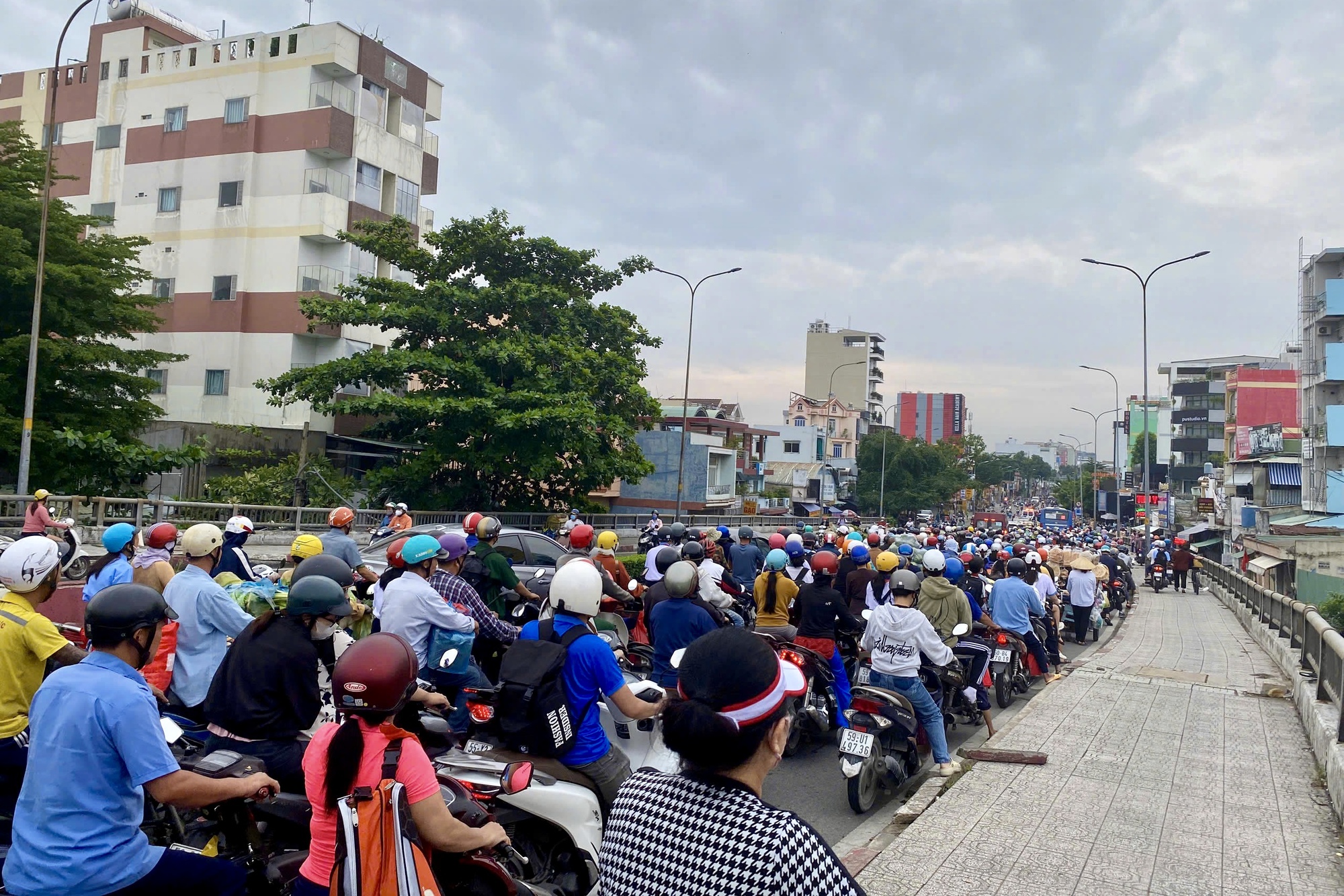 TP HCM: Kẹt xe sau tai nạn giao th&ocirc;ng nghi&ecirc;m trọng s&aacute;ng nay- Ảnh 3.