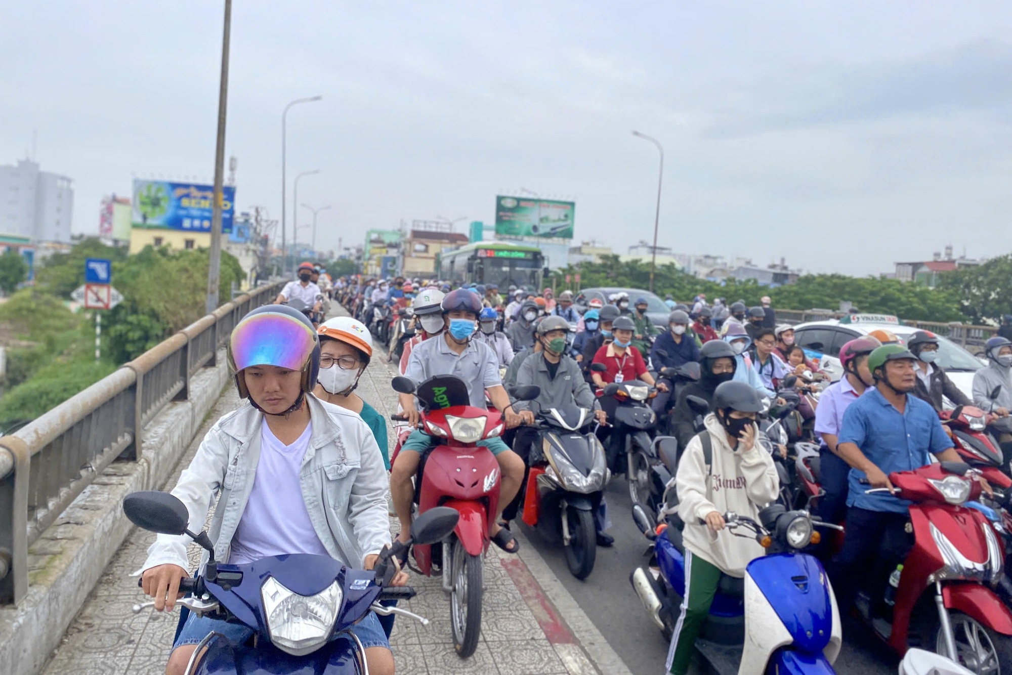 TP HCM: Kẹt xe sau tai nạn giao th&ocirc;ng nghi&ecirc;m trọng s&aacute;ng nay- Ảnh 2.