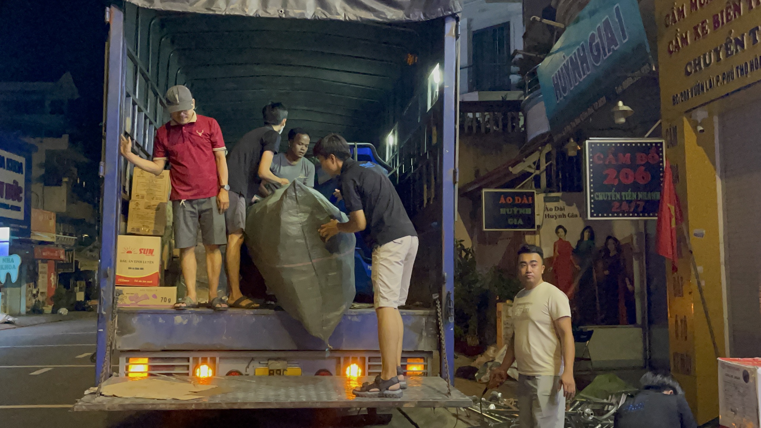 TP HCM: Nhiều người kh&ocirc;ng ngủ, đ&oacute;ng g&oacute;i h&agrave;ng cứu trợ ủng hộ miền Bắc- Ảnh 3.