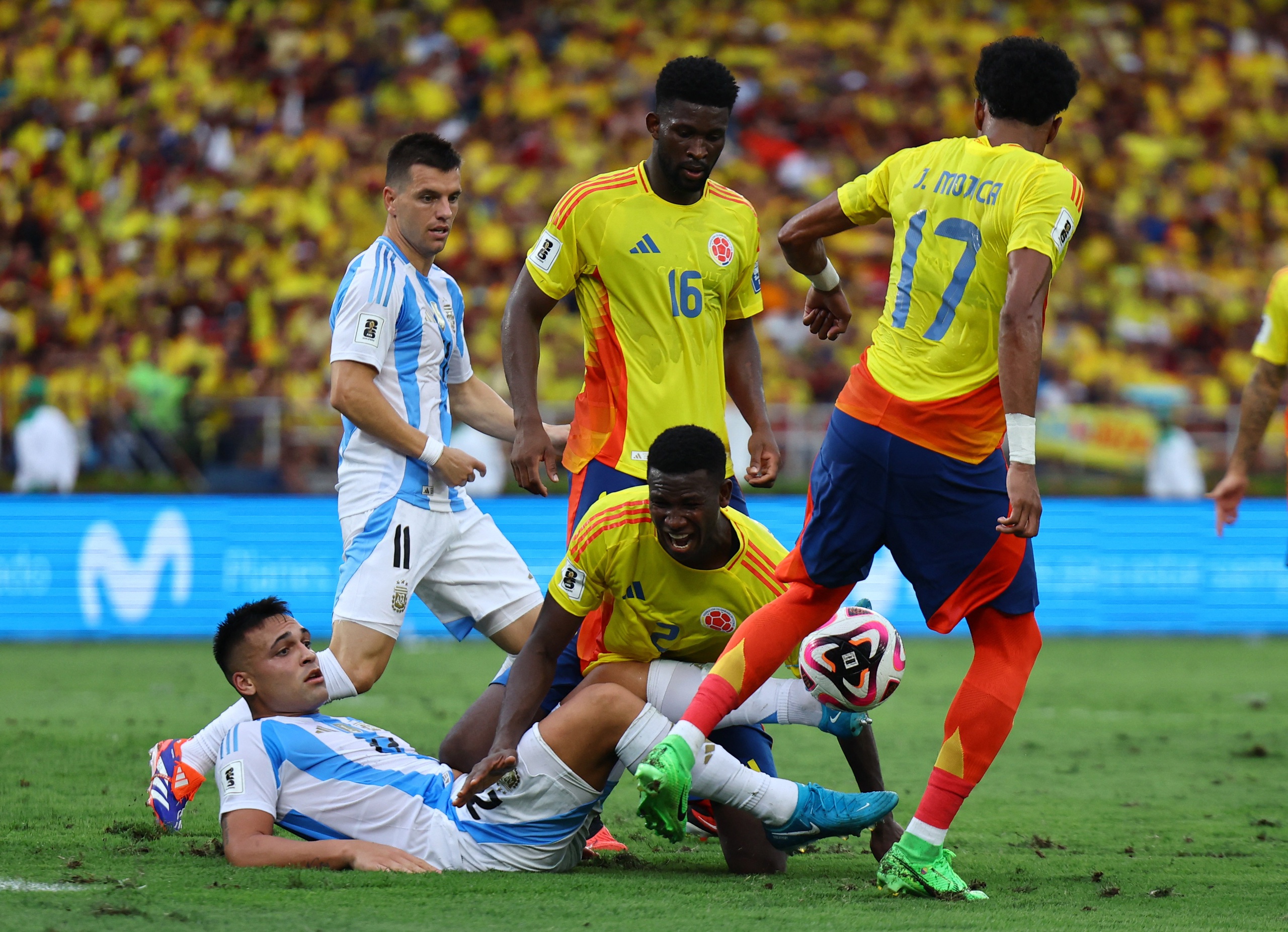 Vắng Messi, Argentina gục ng&atilde; trước "đ&ograve;n th&ugrave;" Colombia- Ảnh 3.