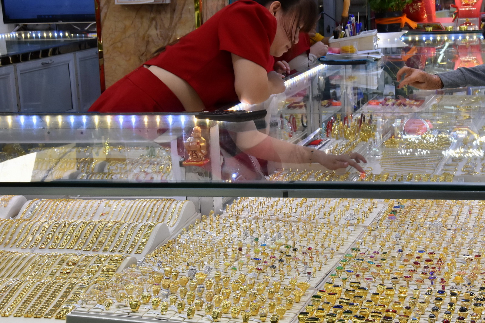 Gi&aacute; v&agrave;ng h&ocirc;m nay, 12-9: Sụt giảm, giới đầu cơ b&aacute;n ra
- Ảnh 1.