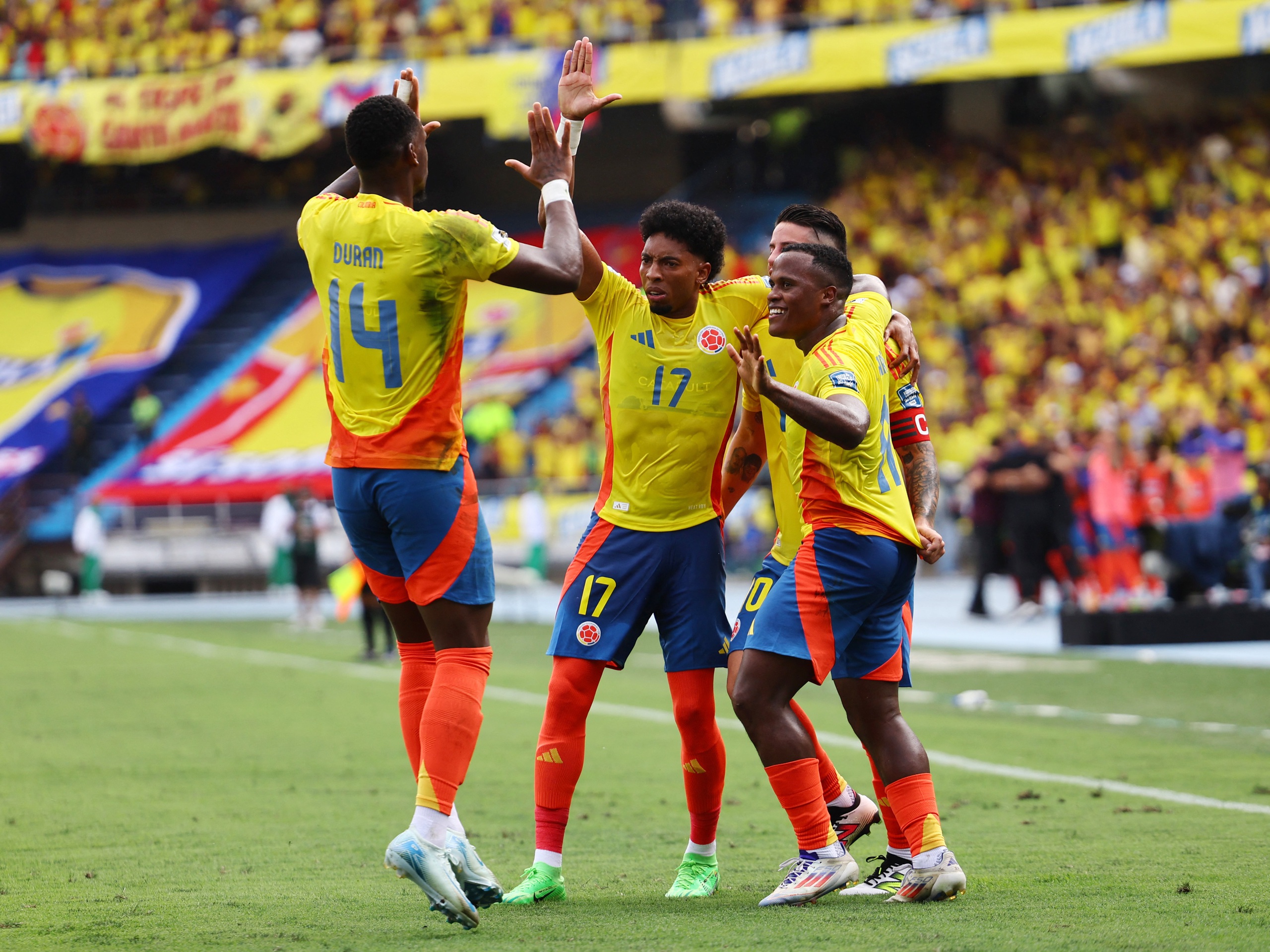 Vắng Messi, Argentina gục ng&atilde; trước "đ&ograve;n th&ugrave;" Colombia- Ảnh 2.