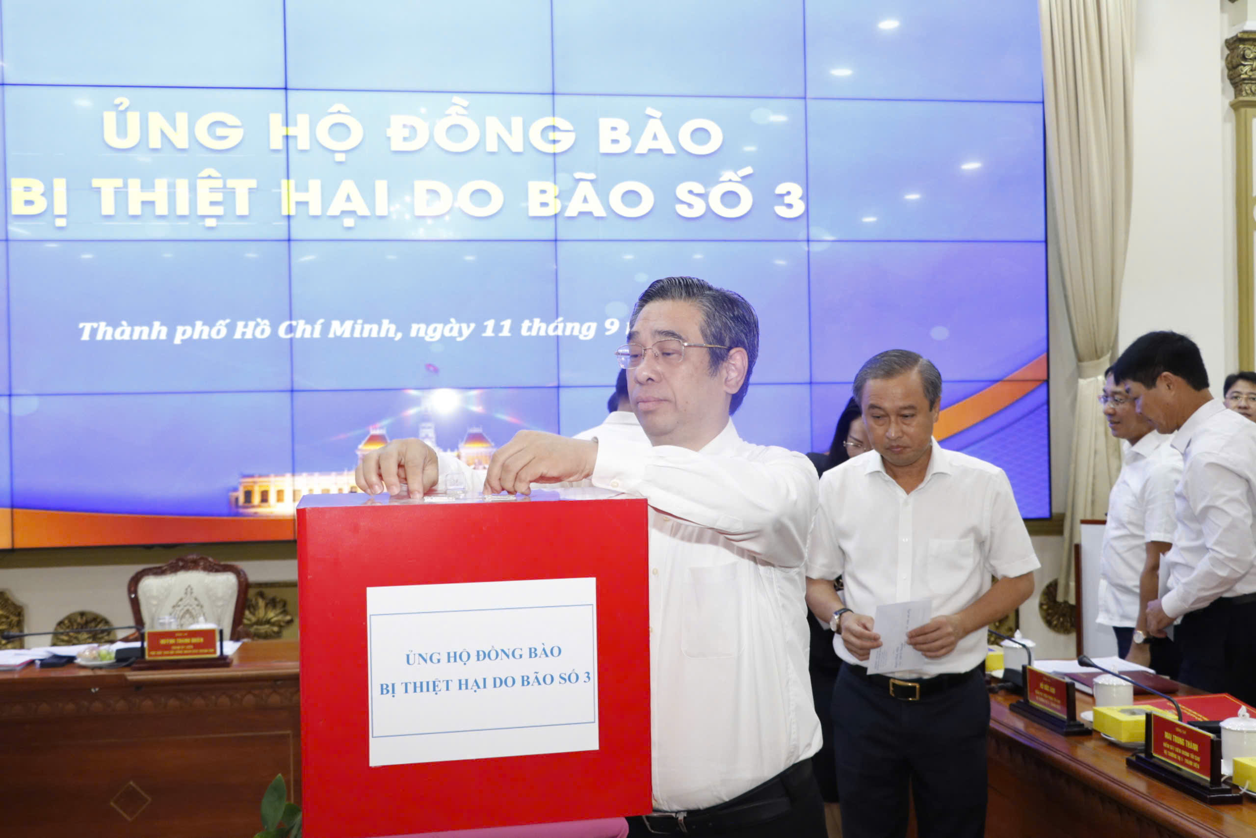 L&atilde;nh đạo, c&aacute;n bộ, c&ocirc;ng chức TP HCM ủng hộ đồng b&agrave;o bị thiệt hại do b&atilde;o số 3- Ảnh 1.