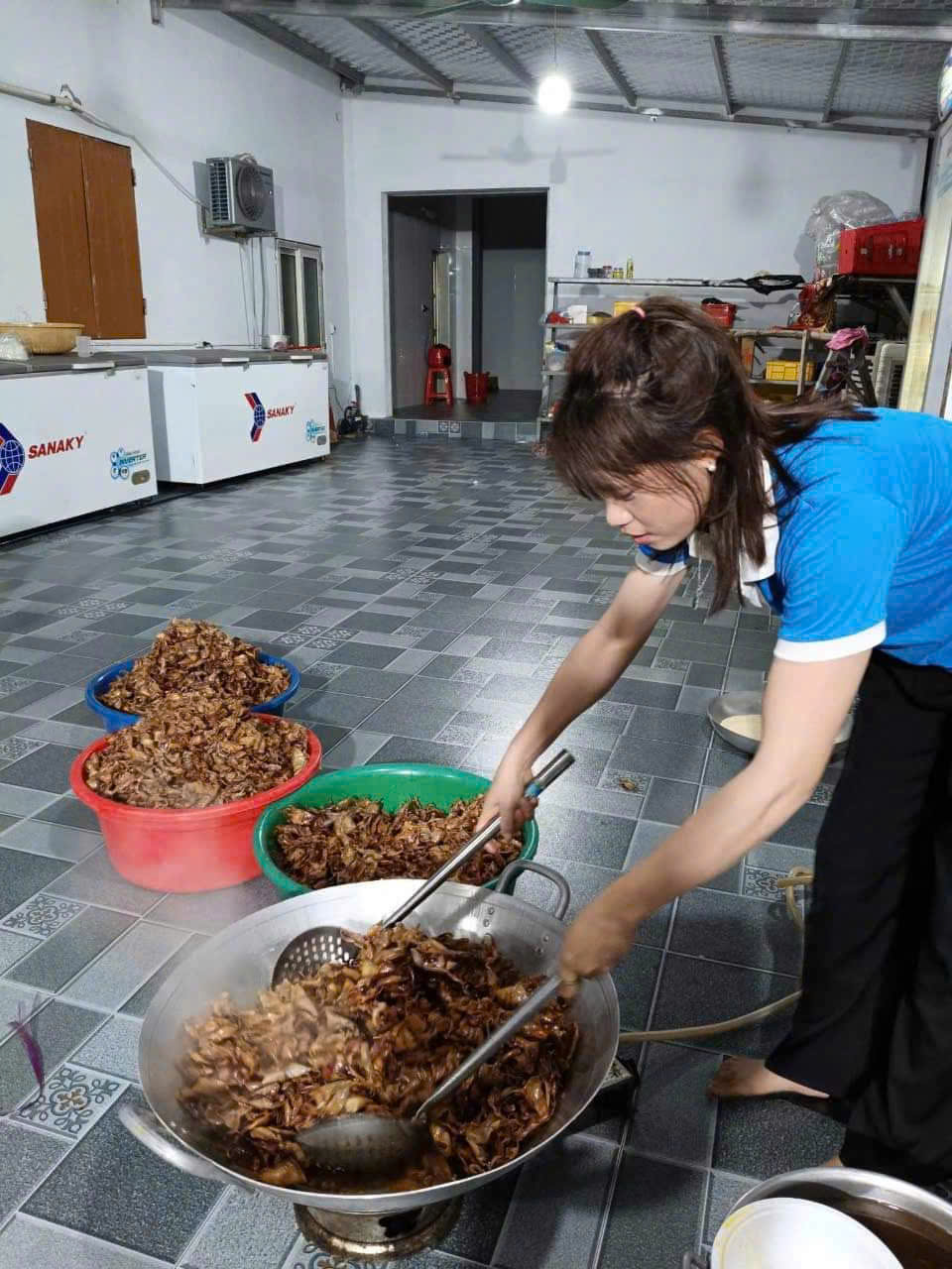 Người d&acirc;n H&agrave; Tĩnh chế biến thực phẩm, quy&ecirc;n g&oacute;p vật dụng gửi c&aacute;c tỉnh miền Bắc- Ảnh 8.