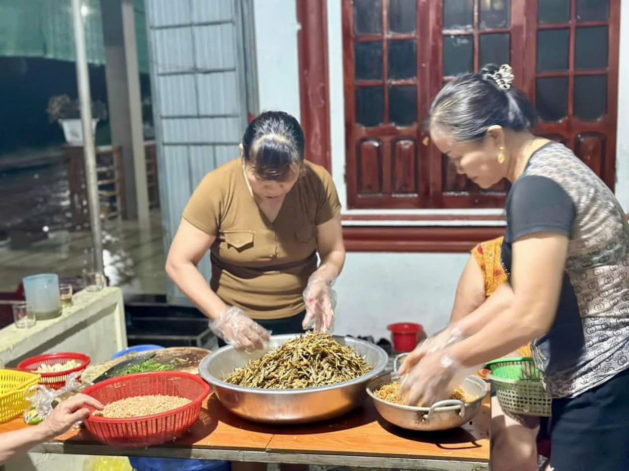 Người d&acirc;n H&agrave; Tĩnh chế biến thực phẩm, quy&ecirc;n g&oacute;p vật dụng gửi c&aacute;c tỉnh miền Bắc- Ảnh 1.