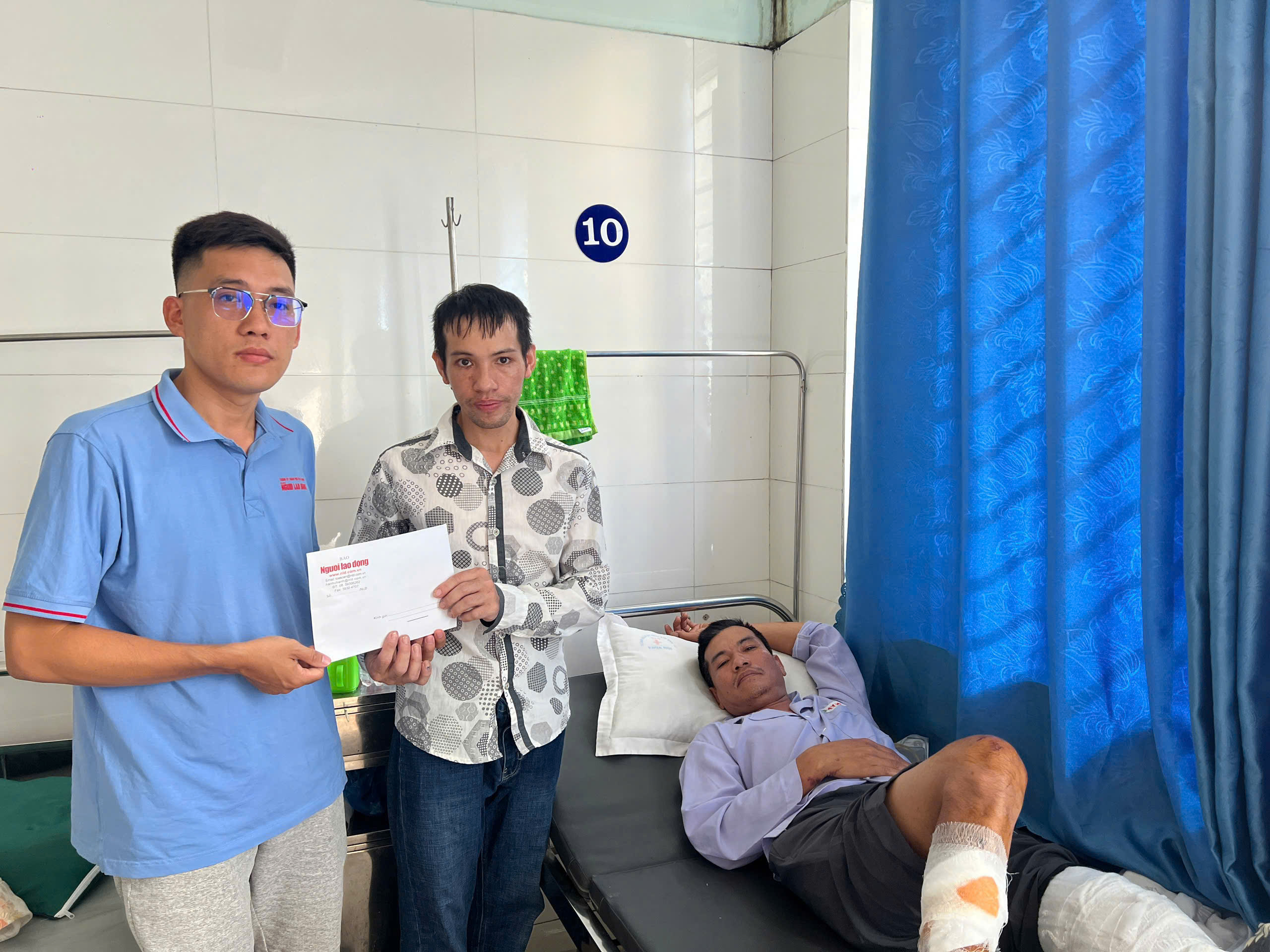 B&aacute;o Người Lao Động trao 10 triệu đồng hỗ trợ gia đ&igrave;nh c&oacute; 3 người tử vong do sạt lở n&uacute;i ở Y&ecirc;n B&aacute;i- Ảnh 1.