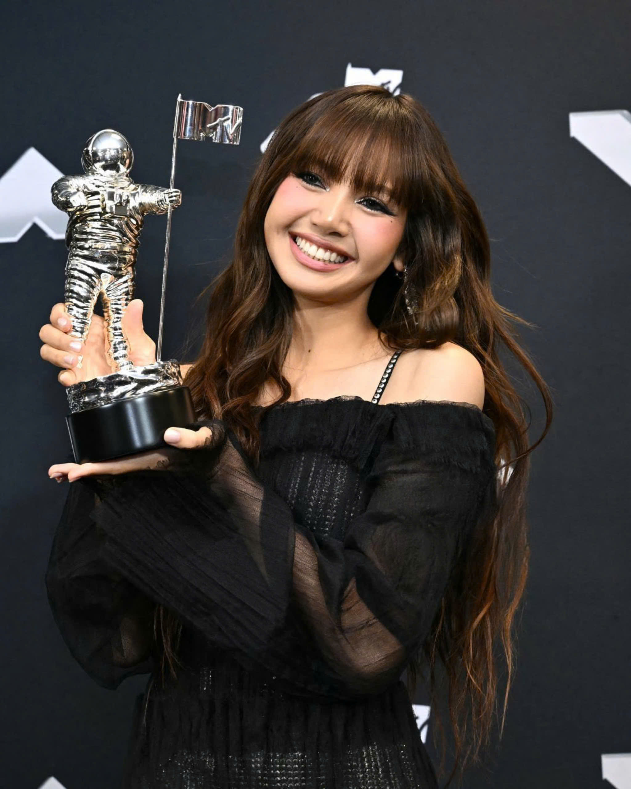 Lisa l&agrave;m n&ecirc;n lịch sử lần thứ hai tại MTV VMAs, lại độc chiếm giải "Best Kpop"- Ảnh 3.