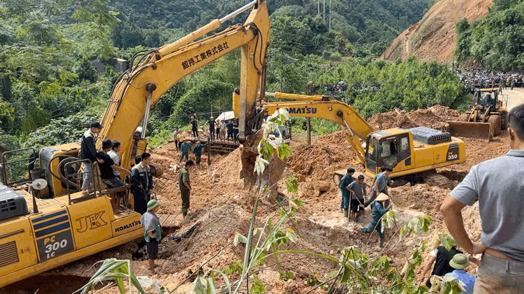 B&aacute;o Người Lao Động trao 10 triệu đồng hỗ trợ 3 trẻ mồ c&ocirc;i cha mẹ sau mưa lũ tại Y&ecirc;n B&aacute;i- Ảnh 3.