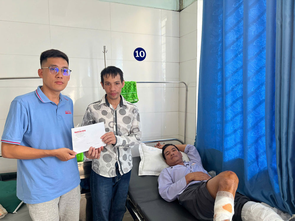 Đại diện Báo Người Lao Động trao 10 triệu đồng hỗ trợ anh Phùng Thế Chí (tỉnh Yên Bái) đã mất cả vợ và 2 con nhỏ do sạt lở đất trong đợt mưa lũ vừa qua. Ảnh: PHONG MINH
