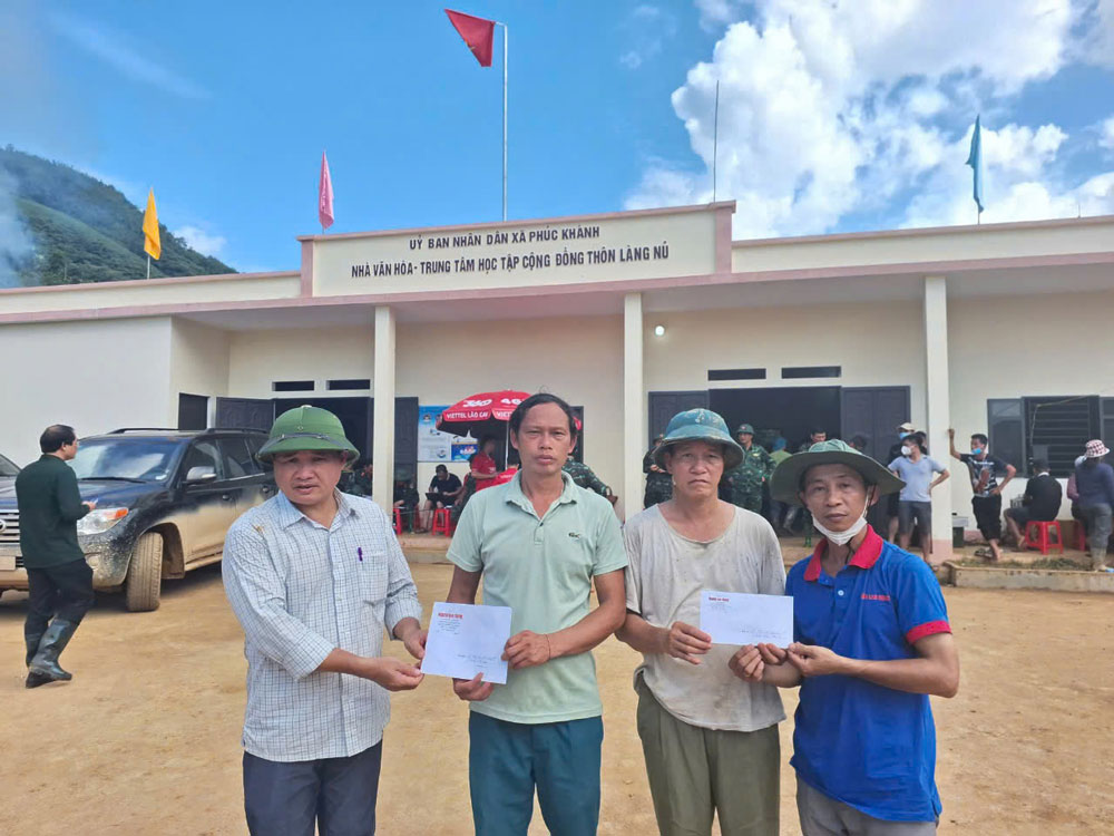 Báo Người Lao Động hỗ trợ 2 hộ gia đình ông Sầm Văn Bóng và ông Hoàng Ngọc Vinh - có nhiều người thân thiệt mạng bởi trận lũ đất kinh hoàng xảy ra tại thôn Làng Nủ, xã Phúc Khánh, huyện Bảo Yên, tỉnh Lào Cai. Ảnh: VŨ HẠNH
