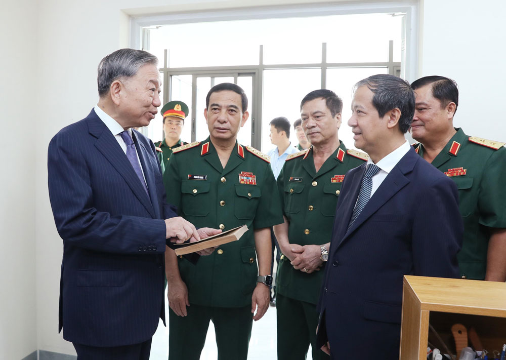 Tổng B&iacute; thư, Chủ tịch nước T&ocirc; L&acirc;m v&agrave; c&aacute;c đại biểu thăm thư viện của Học viện Quốc ph&ograve;ng. Ảnh: TTXVN