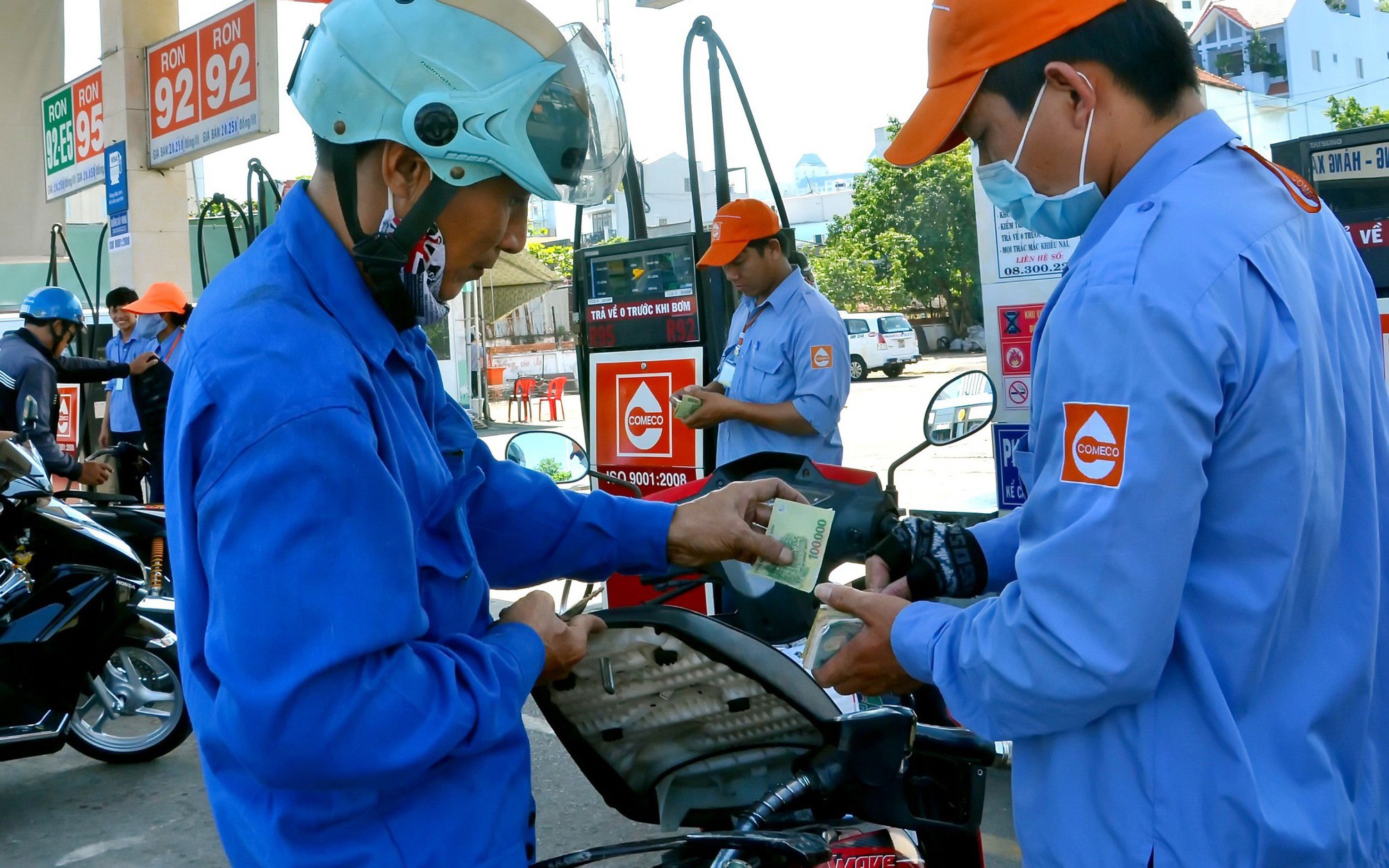 Giá xăng giảm hơn 700 đồng/lít
