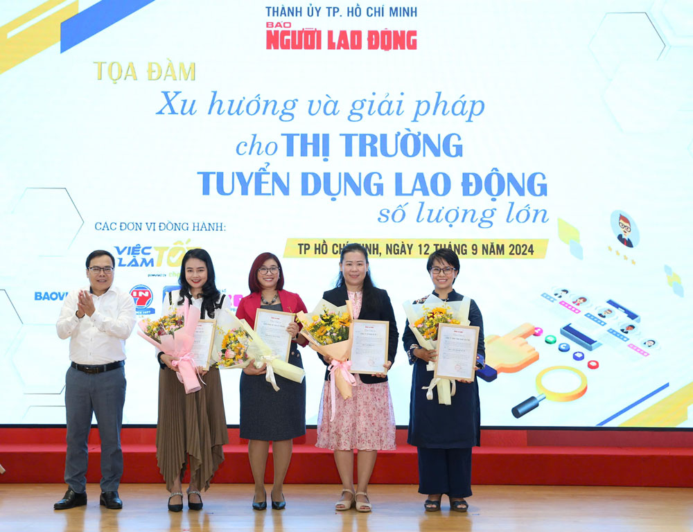 Nh&agrave; b&aacute;o Dương Quang, Ph&oacute; Tổng Bi&ecirc;n tập B&aacute;o Người Lao Động, trao hoa cảm ơn c&aacute;c đơn vị đồng h&agrave;nh. Ảnh: HO&Agrave;NG TRIỀU
