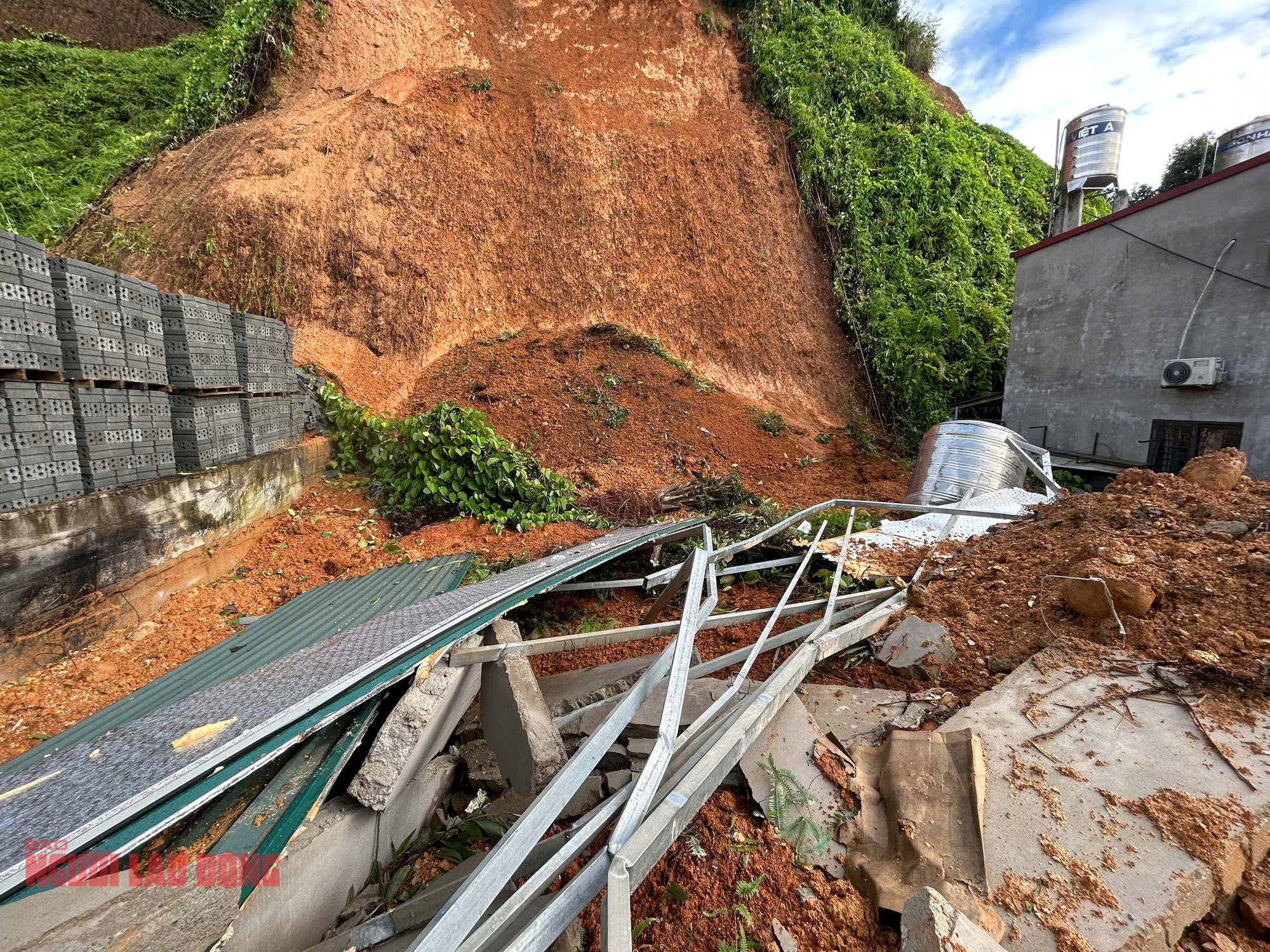B&aacute;o Người Lao Động trao 10 triệu đồng hỗ trợ gia đ&igrave;nh c&oacute; 3 người tử vong do sạt lở n&uacute;i ở Y&ecirc;n B&aacute;i- Ảnh 5.