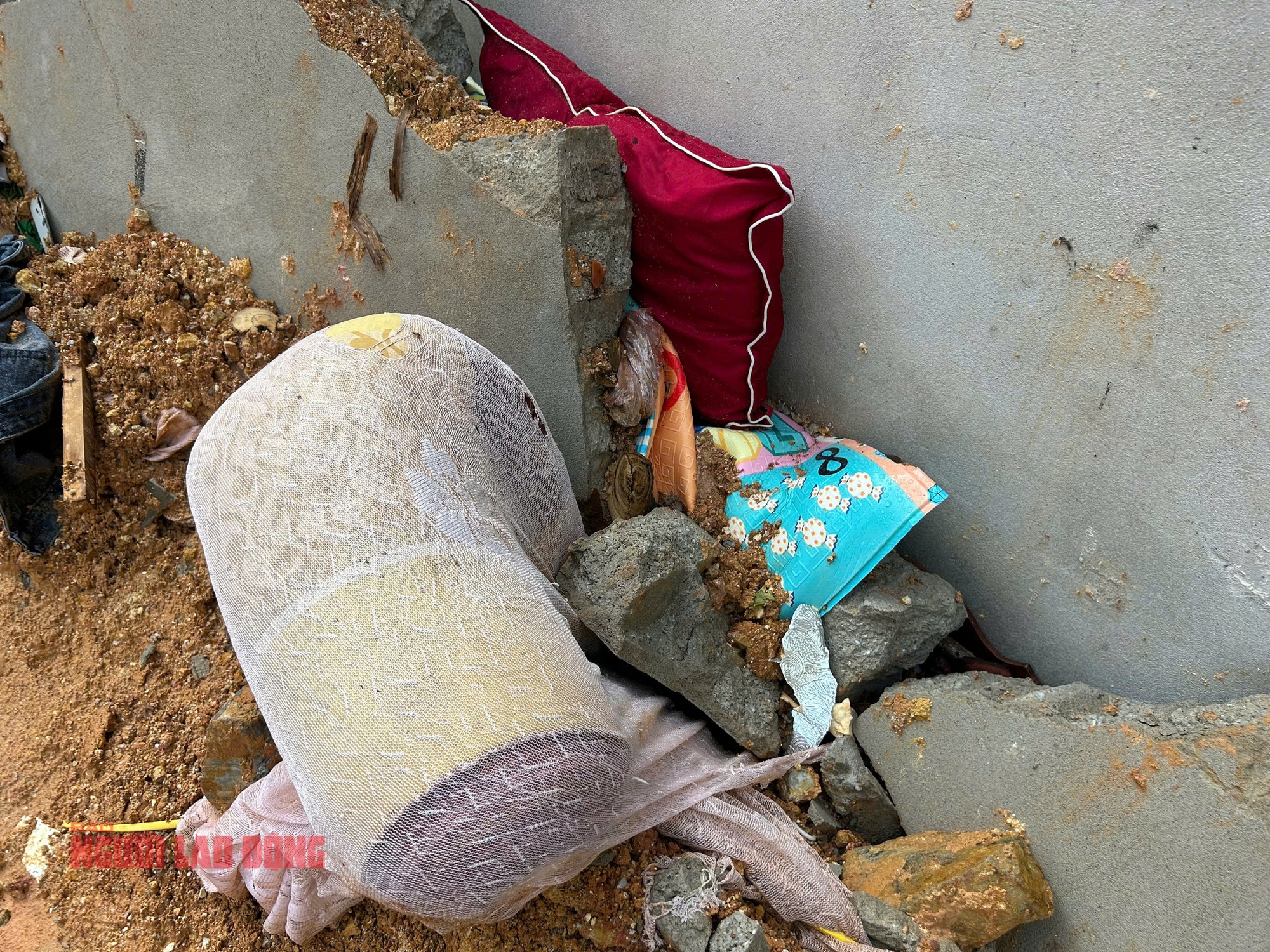 B&aacute;o Người Lao Động trao 10 triệu đồng hỗ trợ gia đ&igrave;nh c&oacute; 3 người tử vong do sạt lở n&uacute;i ở Y&ecirc;n B&aacute;i- Ảnh 9.