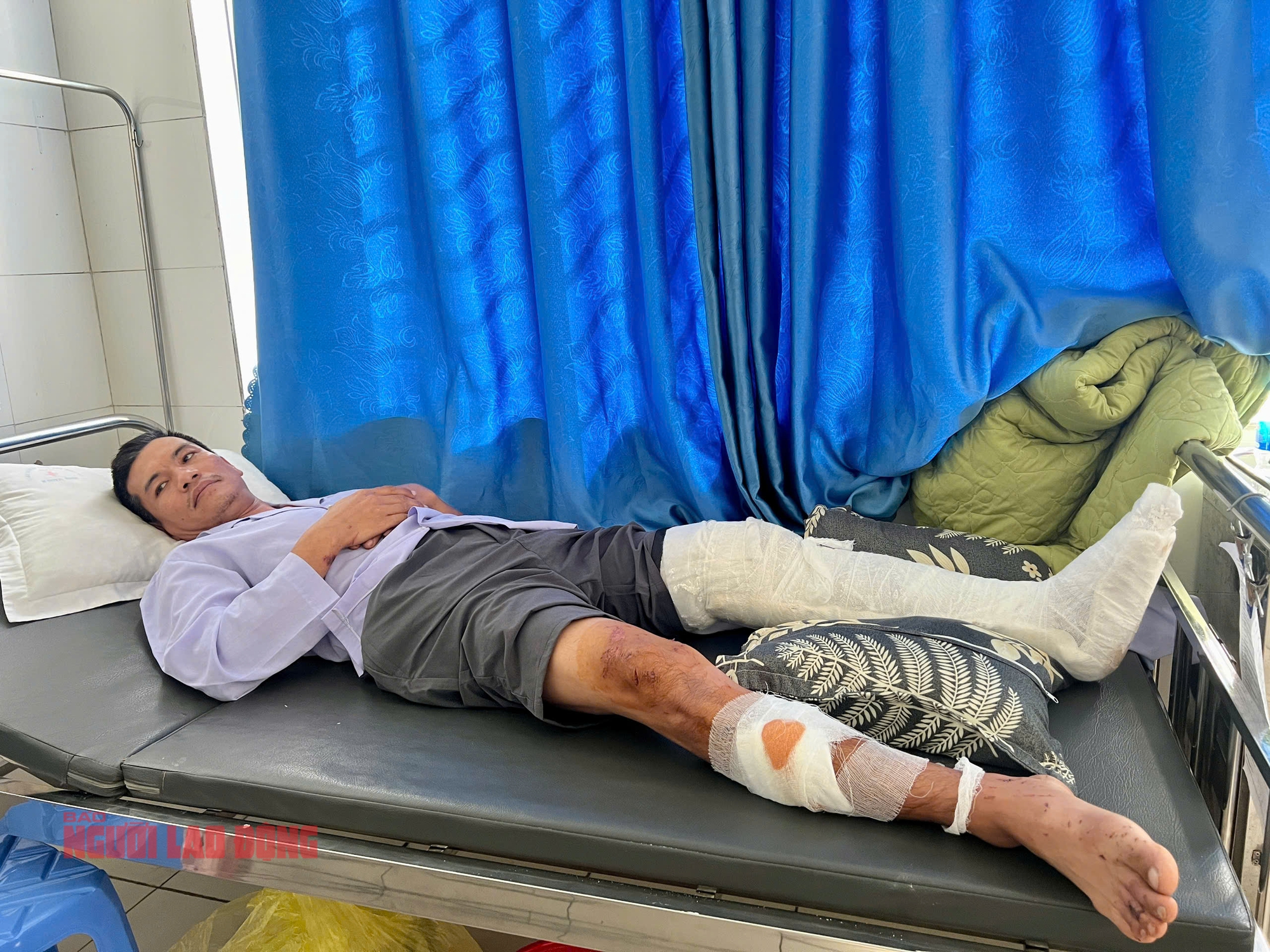 B&aacute;o Người Lao Động trao 10 triệu đồng hỗ trợ gia đ&igrave;nh c&oacute; 3 người tử vong do sạt lở n&uacute;i ở Y&ecirc;n B&aacute;i- Ảnh 3.