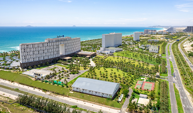 Khu du lịch Bắc b&aacute;n đảo Cam Ranh với h&agrave;ng chục resort l&agrave; nơi thu h&uacute;t đ&ocirc;ng đảo du kh&aacute;ch tại Kh&aacute;nh H&ograve;a
