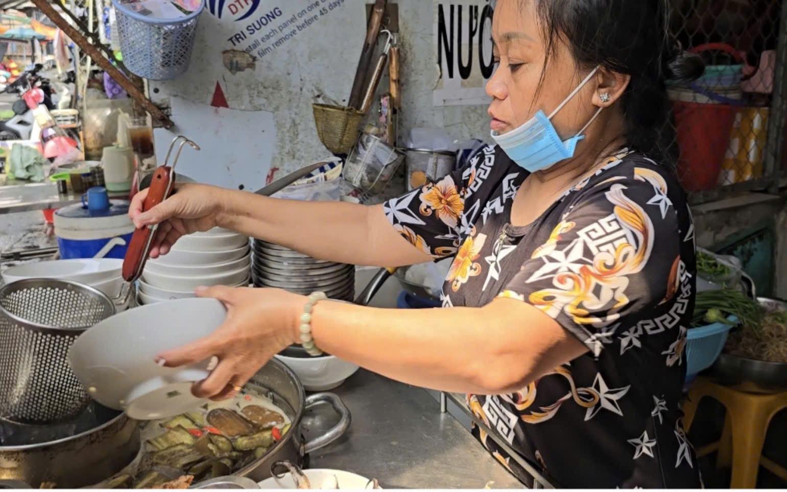 Nhiều chủ qu&aacute;n ăn ở TP HCM bị 