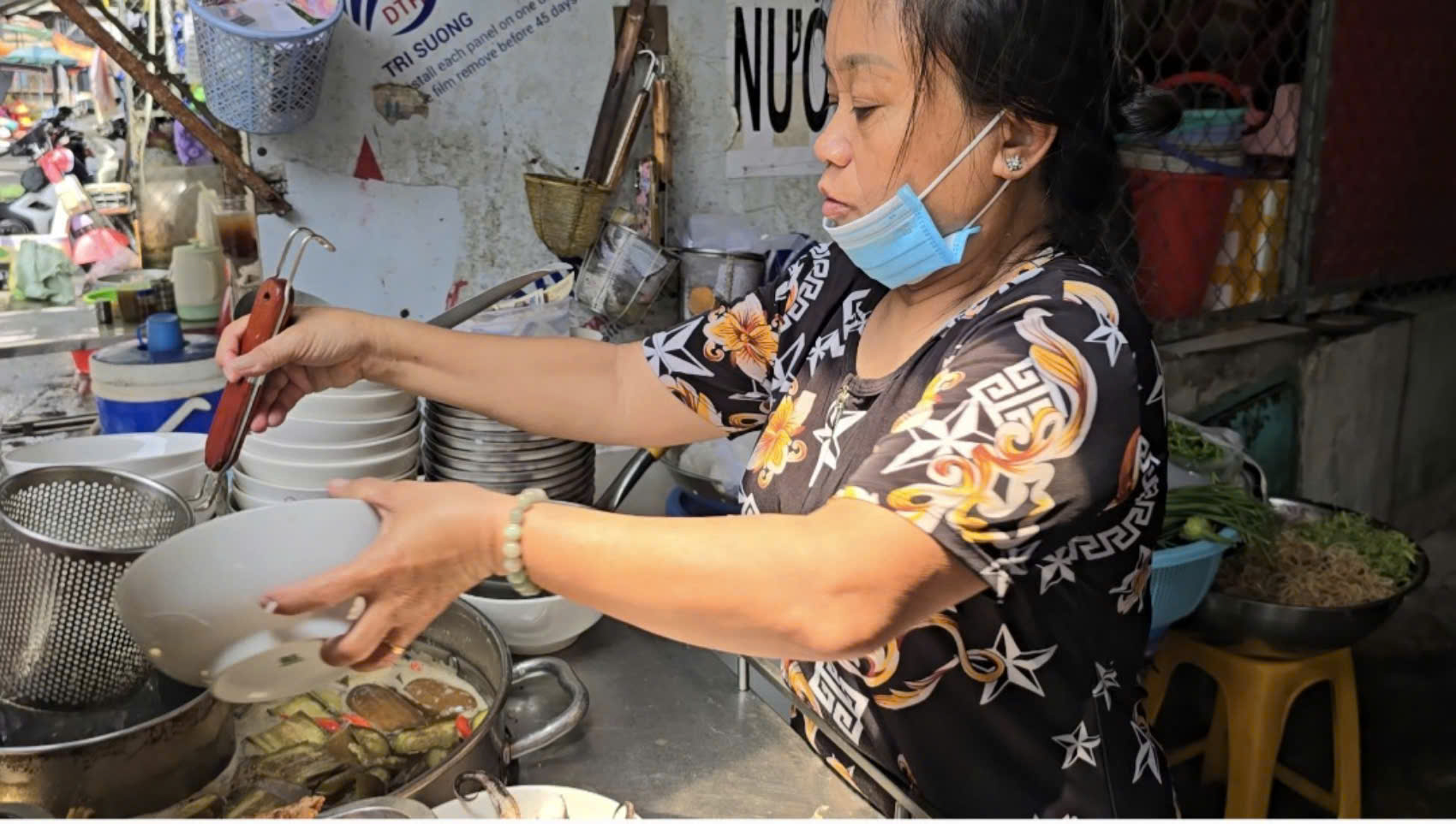 Nhiều chủ qu&aacute;n ăn ở TP HCM bị "Chi Cục thuế" gọi điện- Ảnh 1.